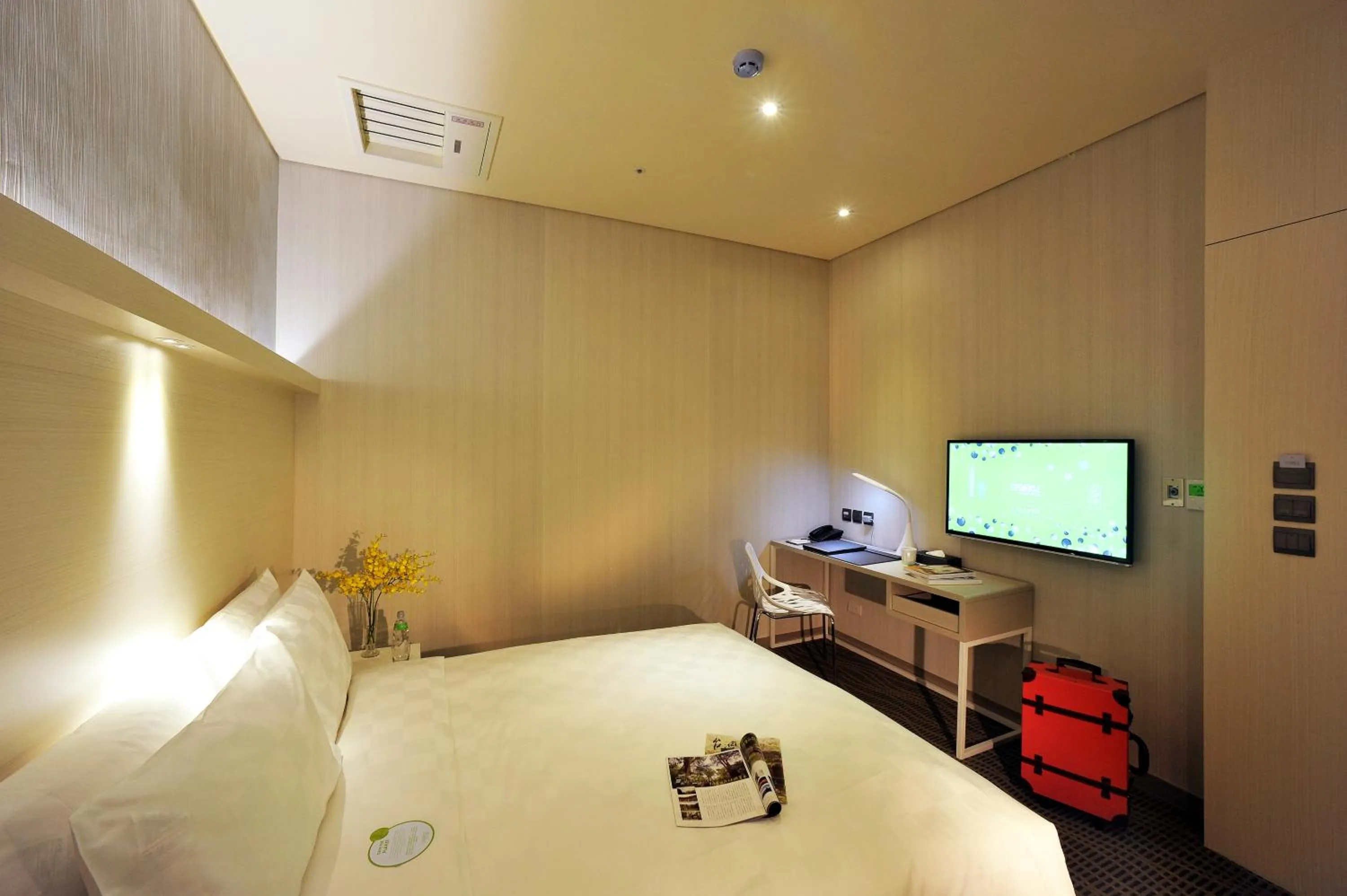 Photo of the whole room, Bed in Taipei 101 SPARKLE Hotel
