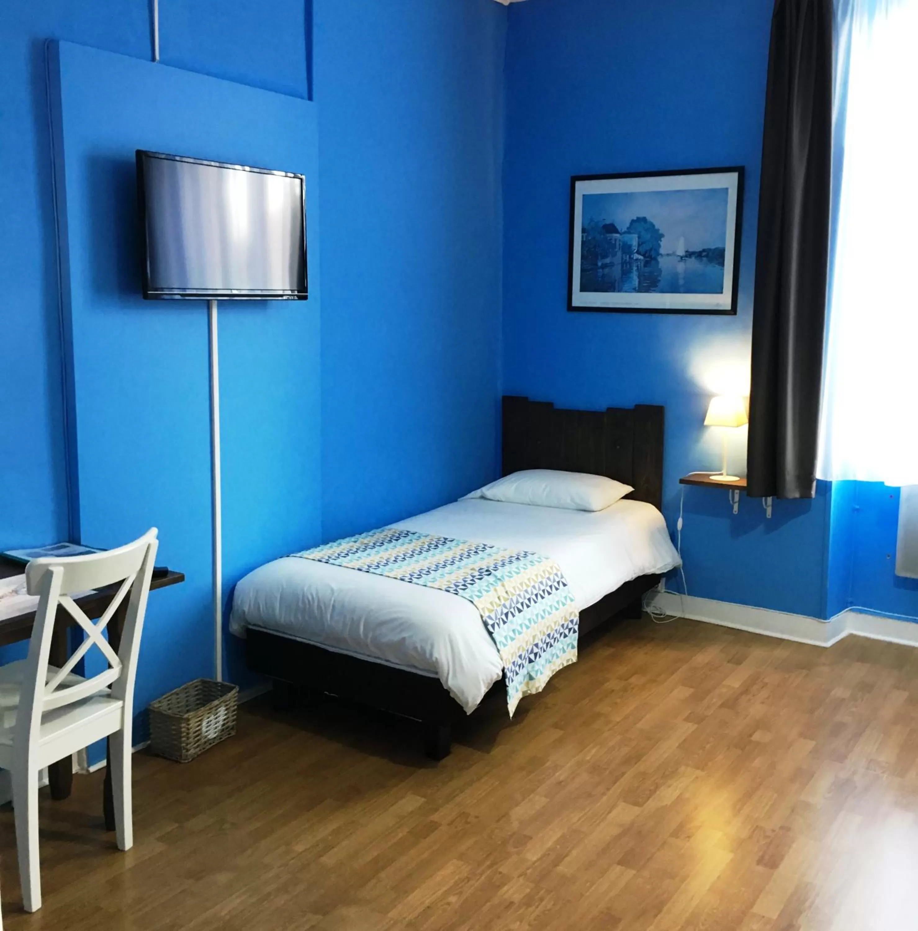 Bed in Logis Hôtel Le Cygne