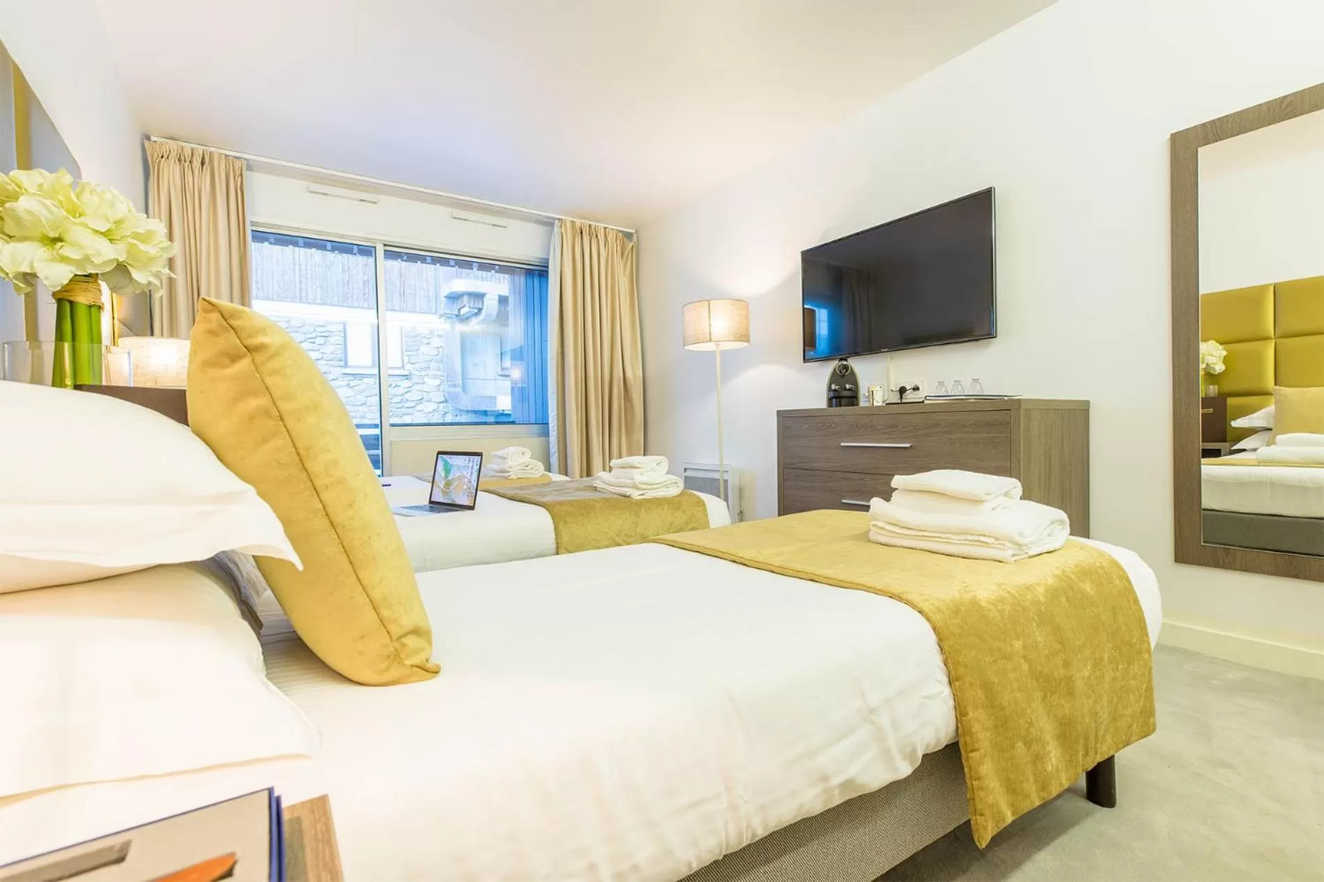 Bedroom, Bed in Madame Vacances - Hôtel Courchevel Olympic