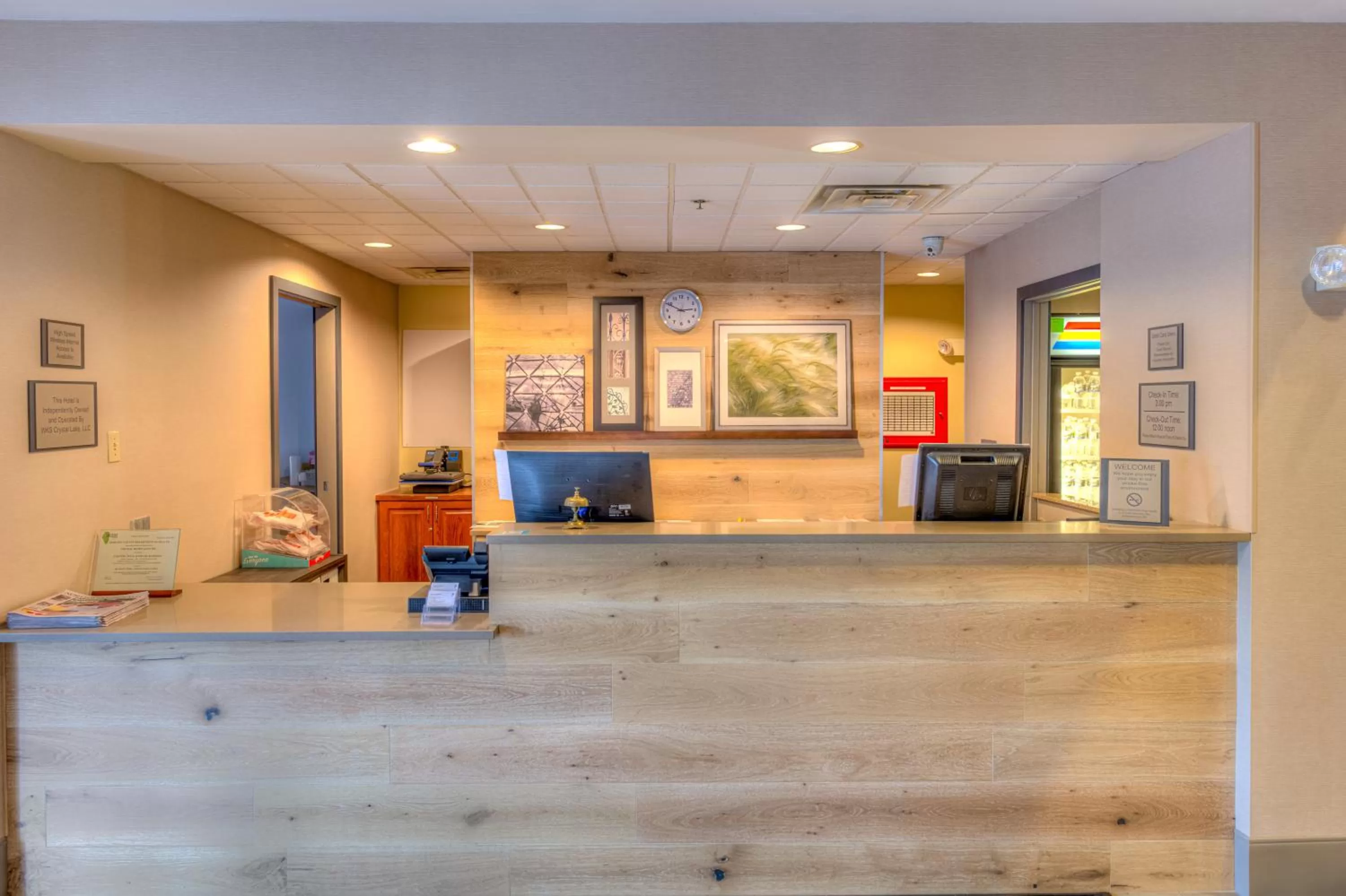 Lobby or reception in Country Inn & Suites by Radisson, Crystal Lake, IL