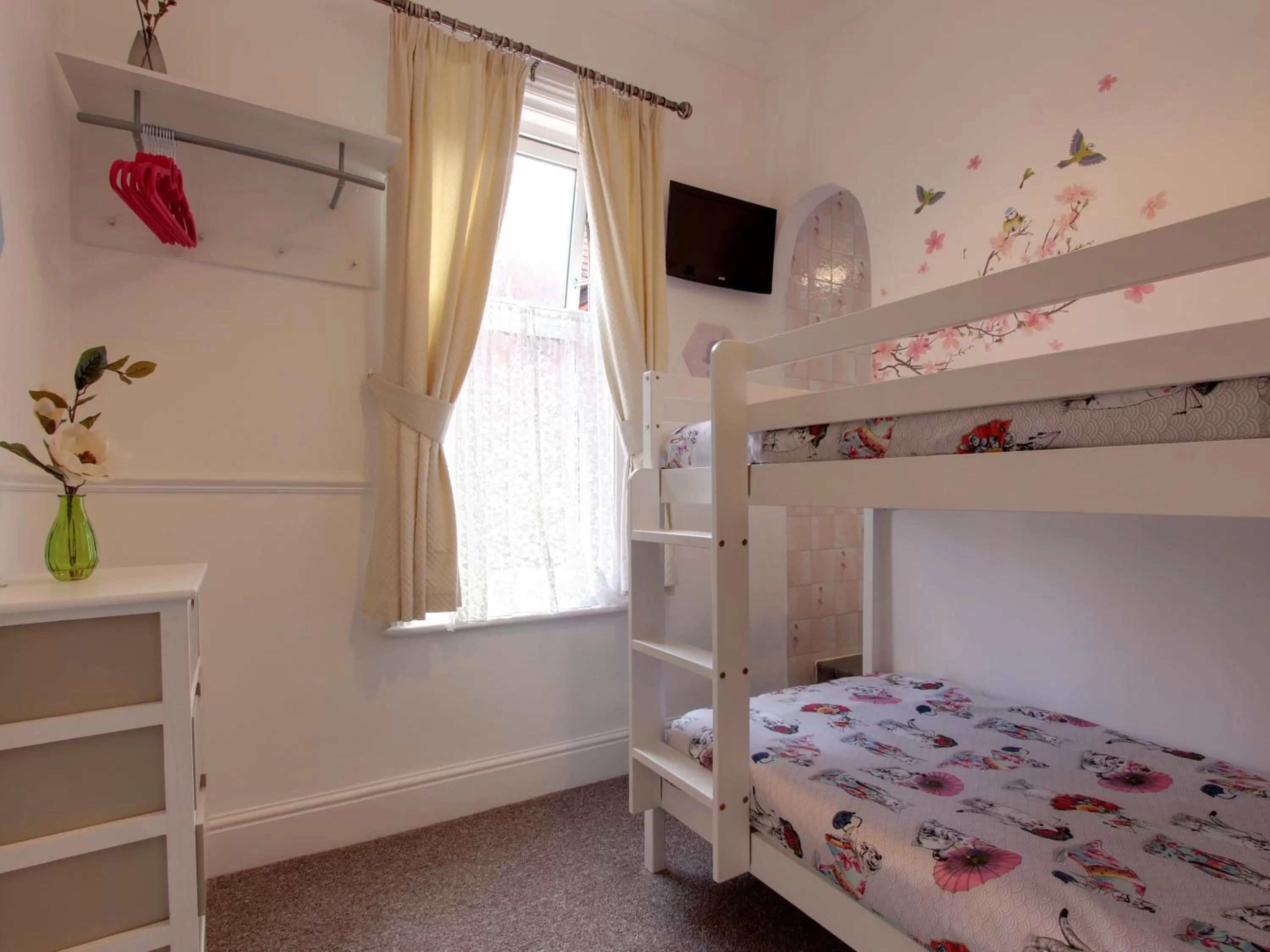 Photo of the whole room, Bed in Mayfair Hotel