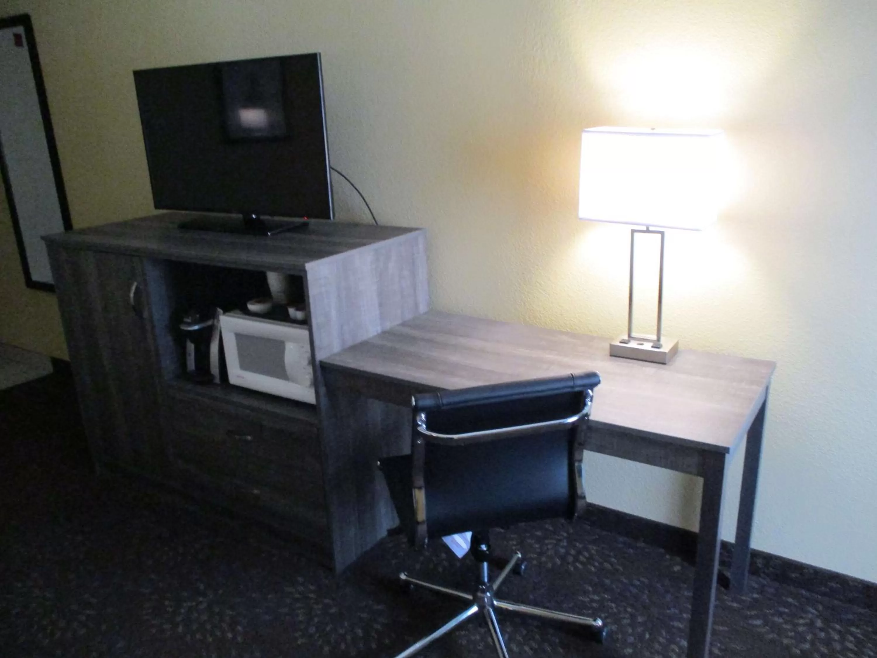 Queen Room with Two Queen Beds with Mobility Accessible Tub in Best Western Warrensburg Inn