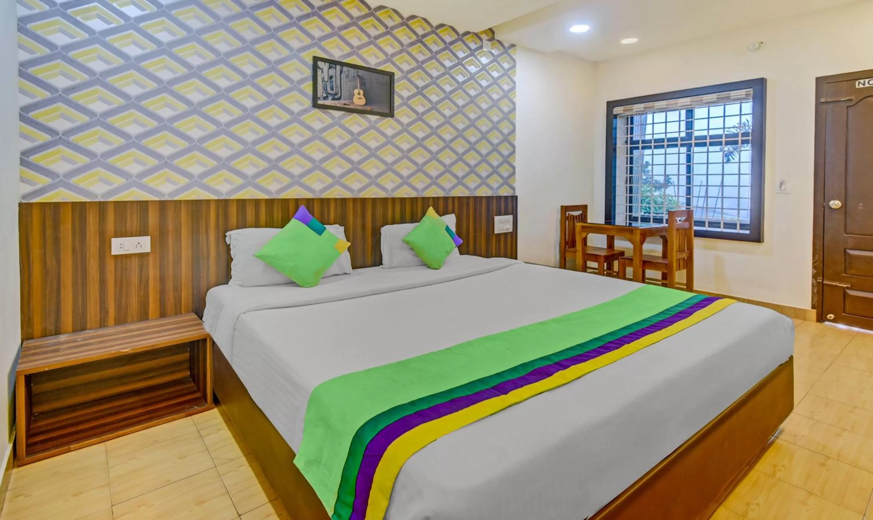 Bedroom, Bed in Itsy Hotels Igloo Residency, 400 Meters From Raja Seat Garden