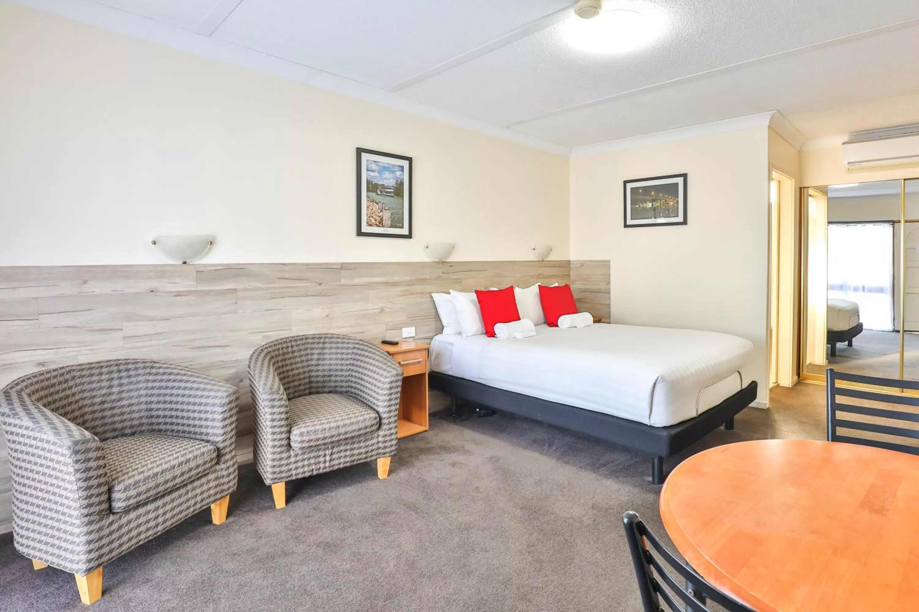 Bedroom, Bed in Boulevard Motor Inn Mildura