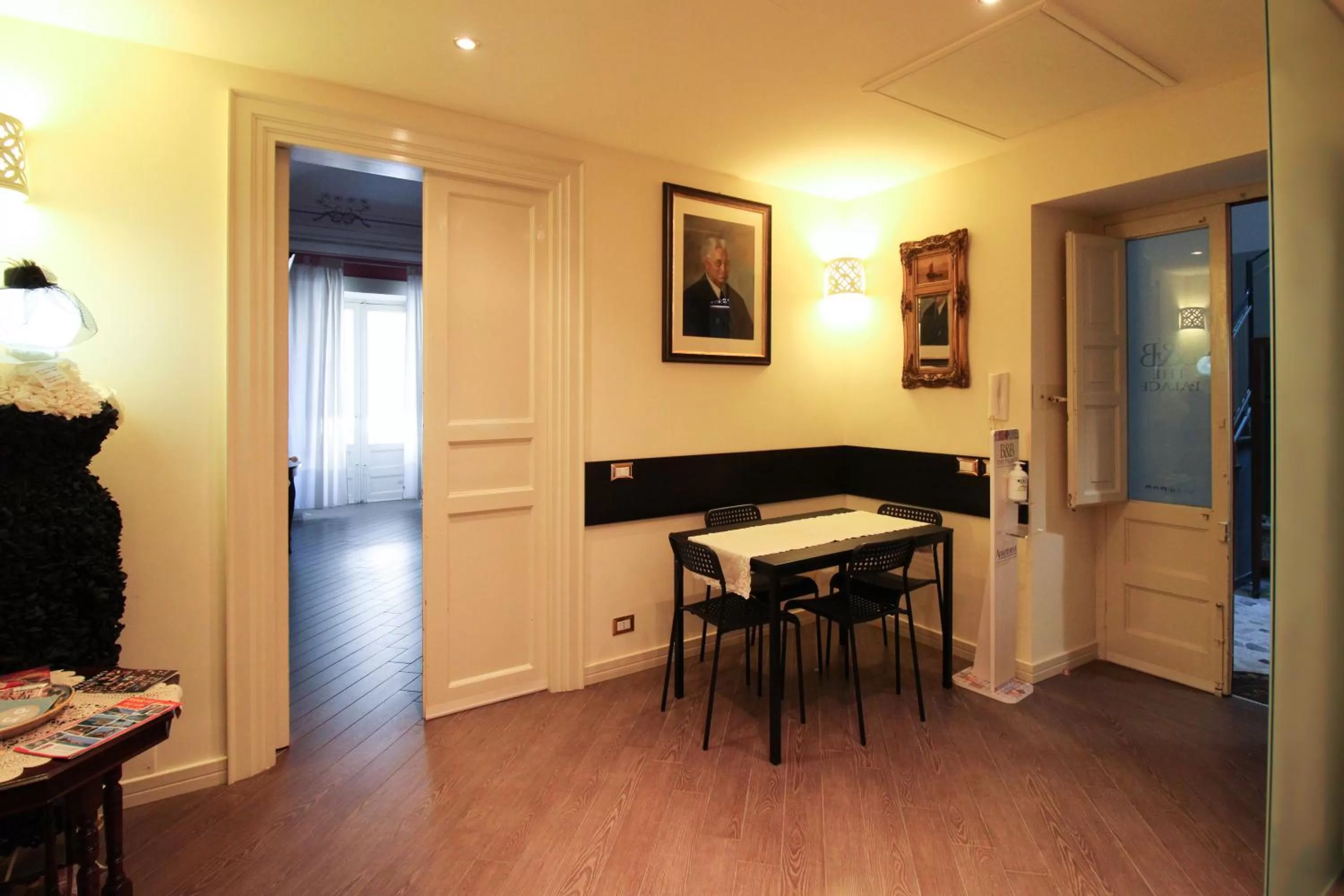 Communal lounge/ TV room in THE PALACE B&B and Apartments