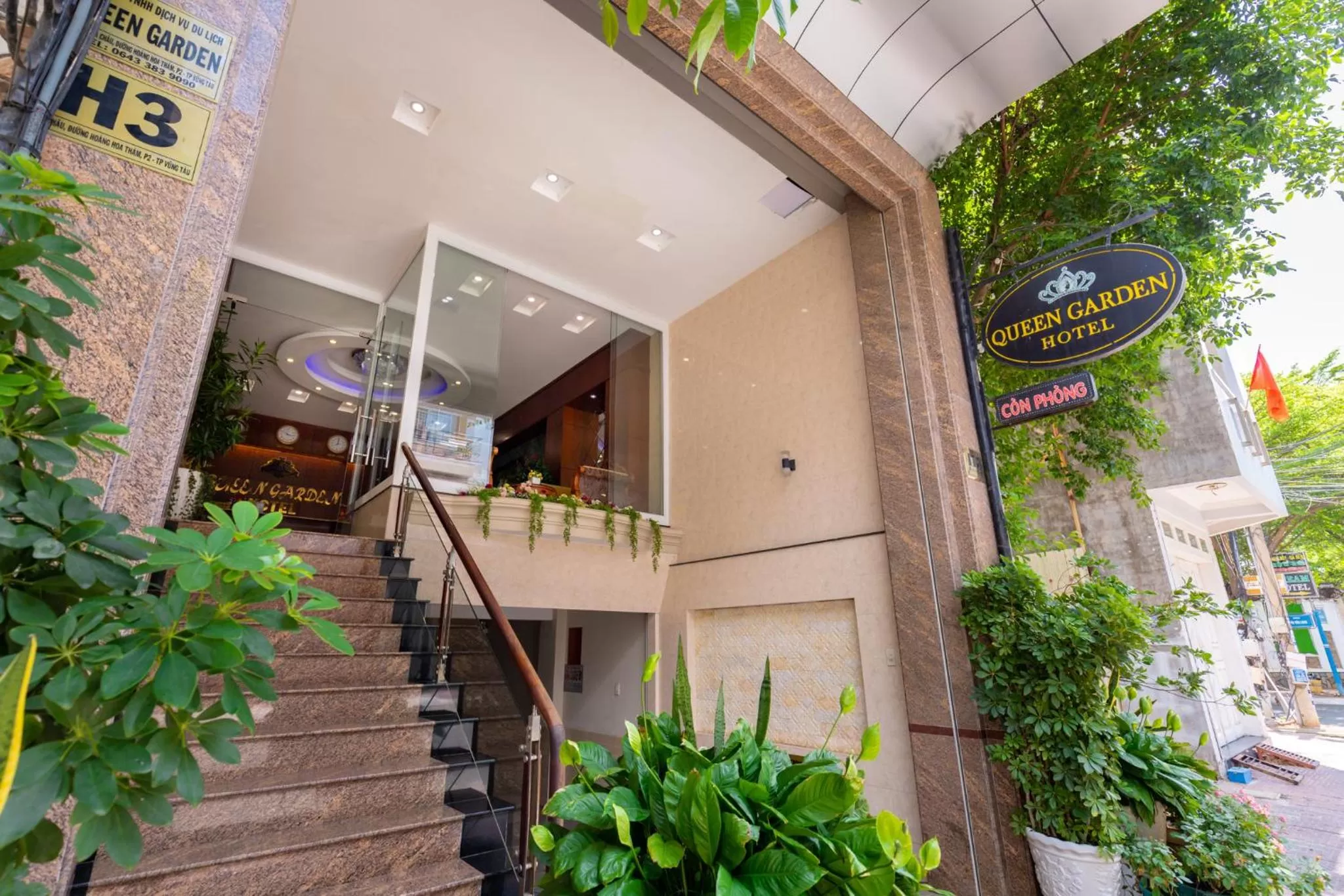 Property building in Queen Garden Hotel & Apartment