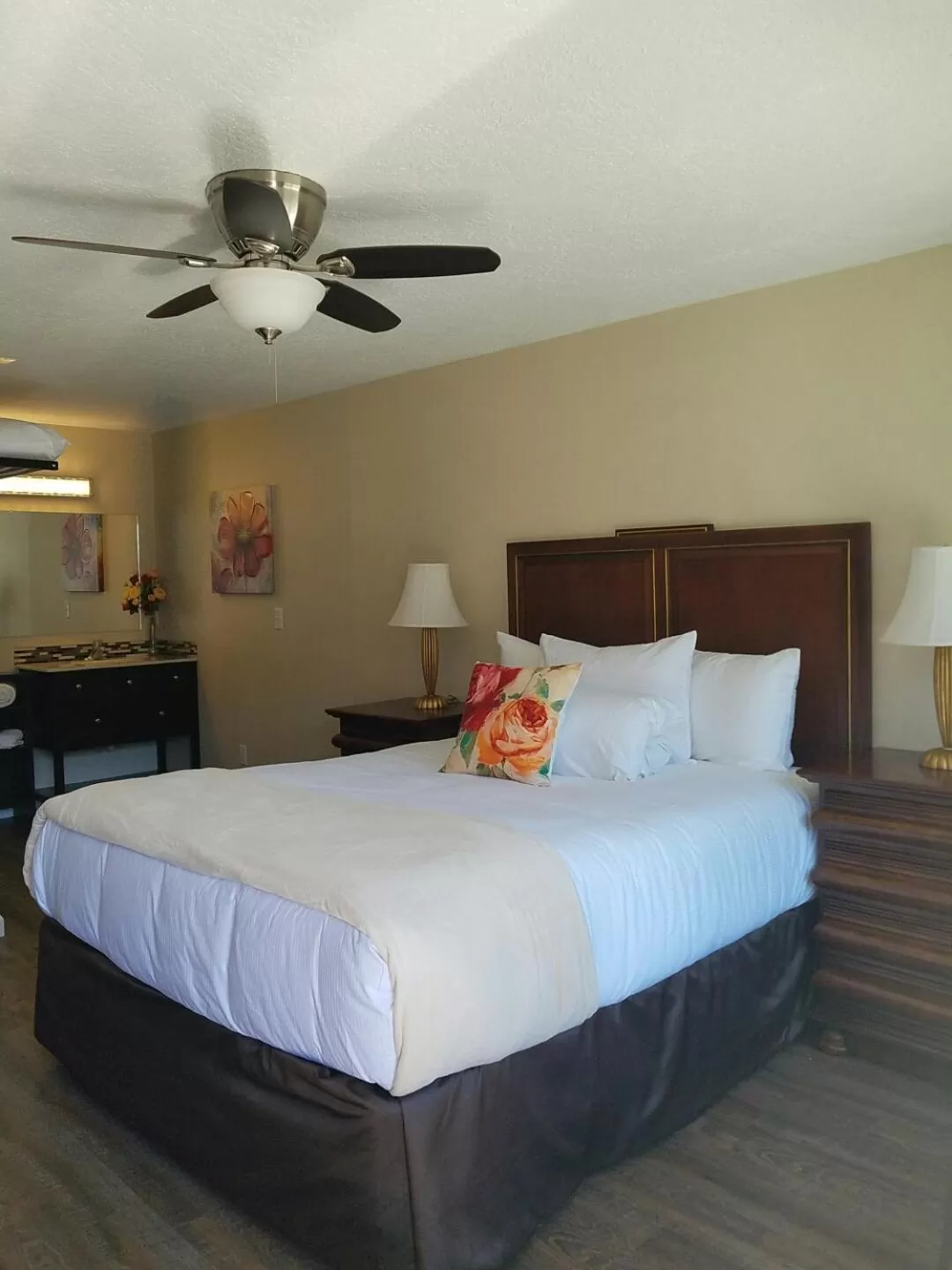 Bed in The Waldport Inn