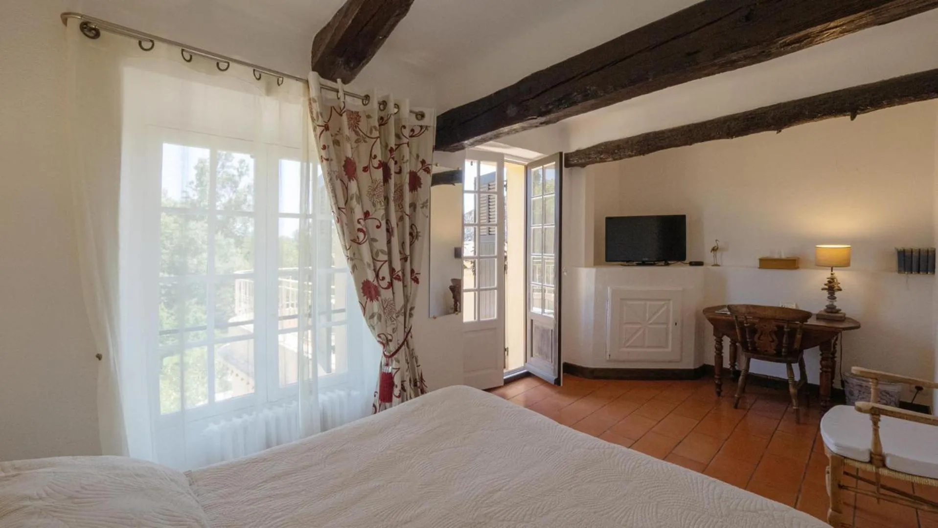 Bed in Hotel-Restaurant Le Moulin De La Camandoule