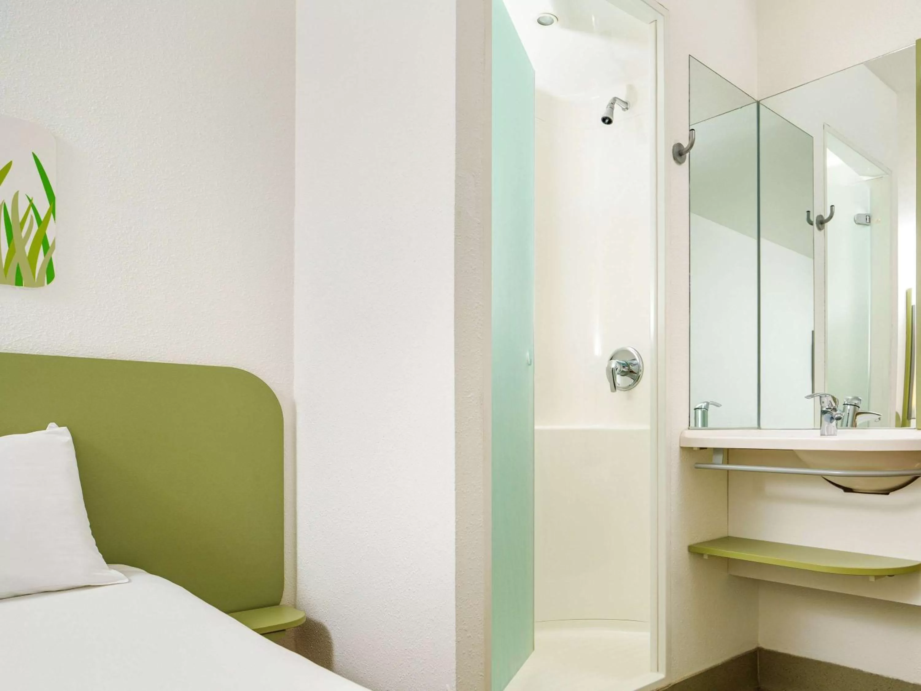 Photo of the whole room, Bathroom in ibis budget Cardiff Centre