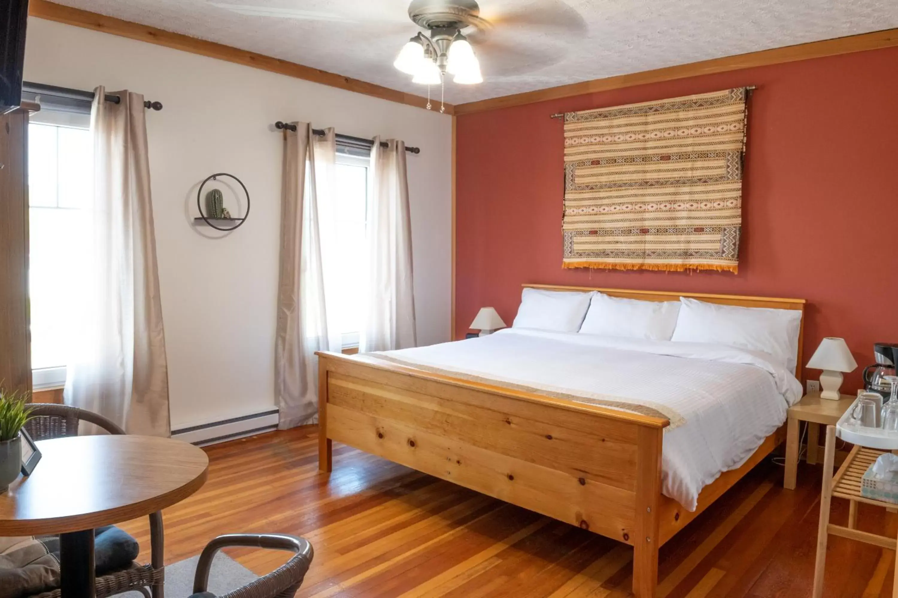 Deluxe King Room in Pepperell Place Inn Inc. Deluxe King Room in Pepperell Place Inn Inc.