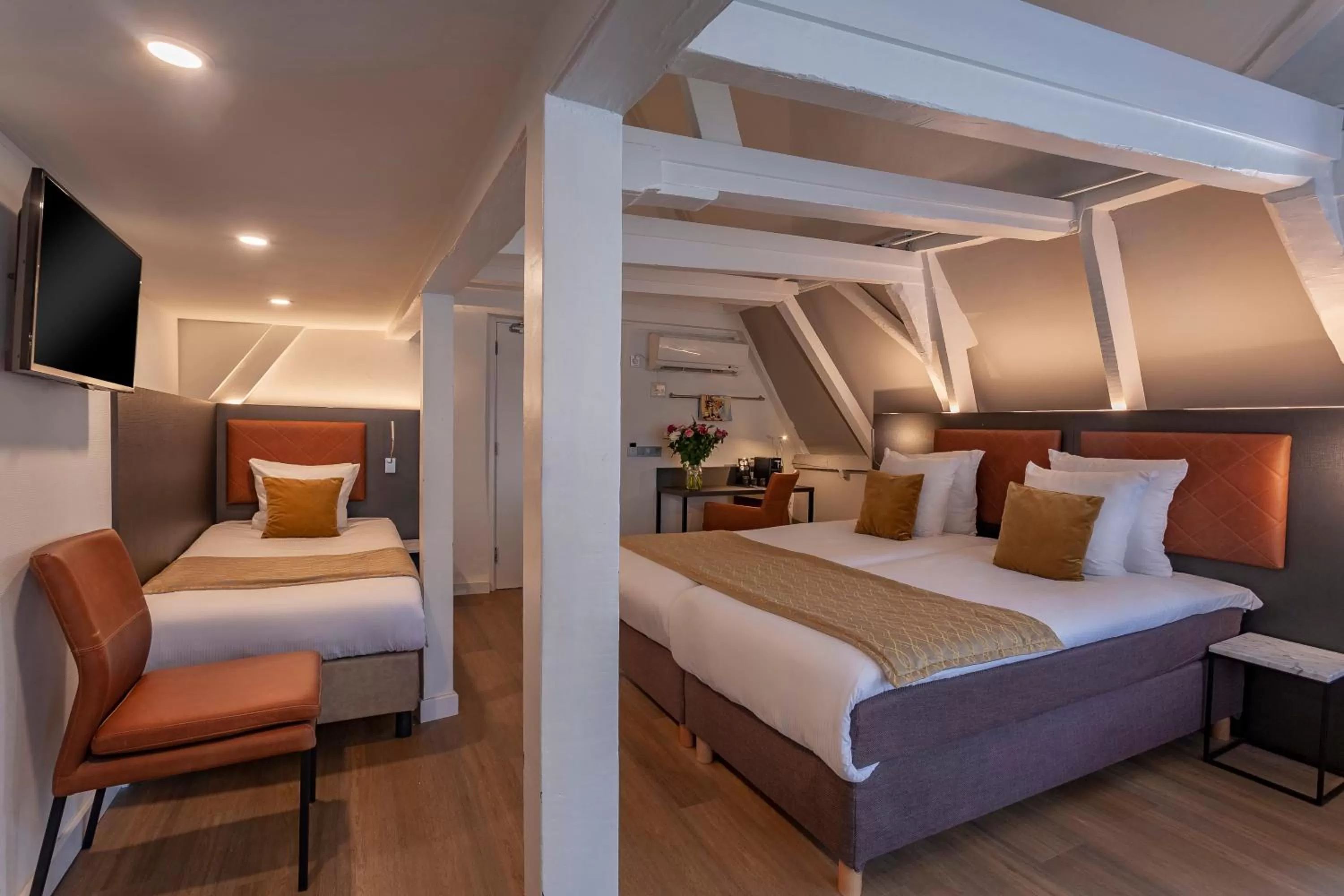 Photo of the whole room, Bed in Avenue Hotel