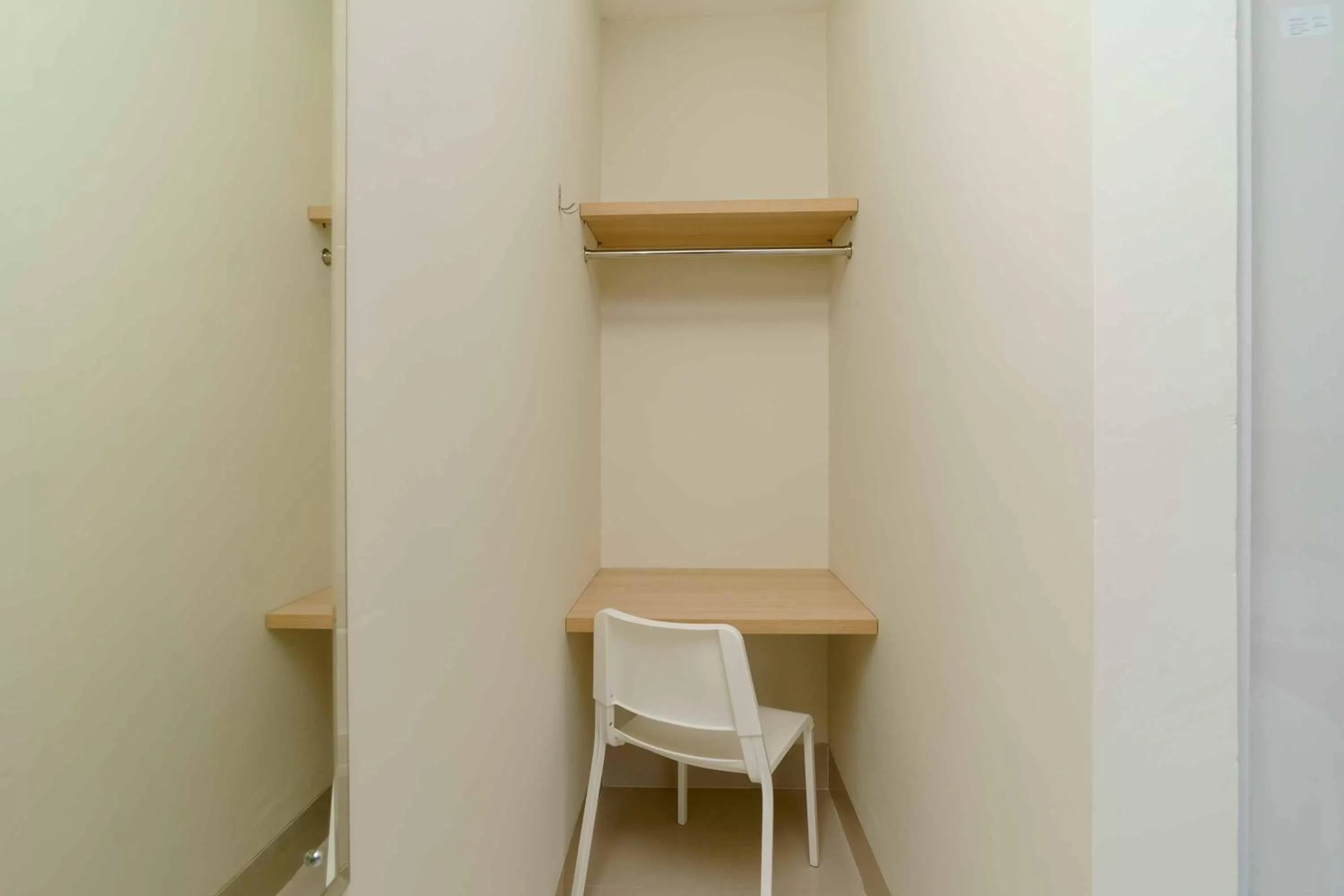 RedDoorz Plus near Eka Hospital BSD 5