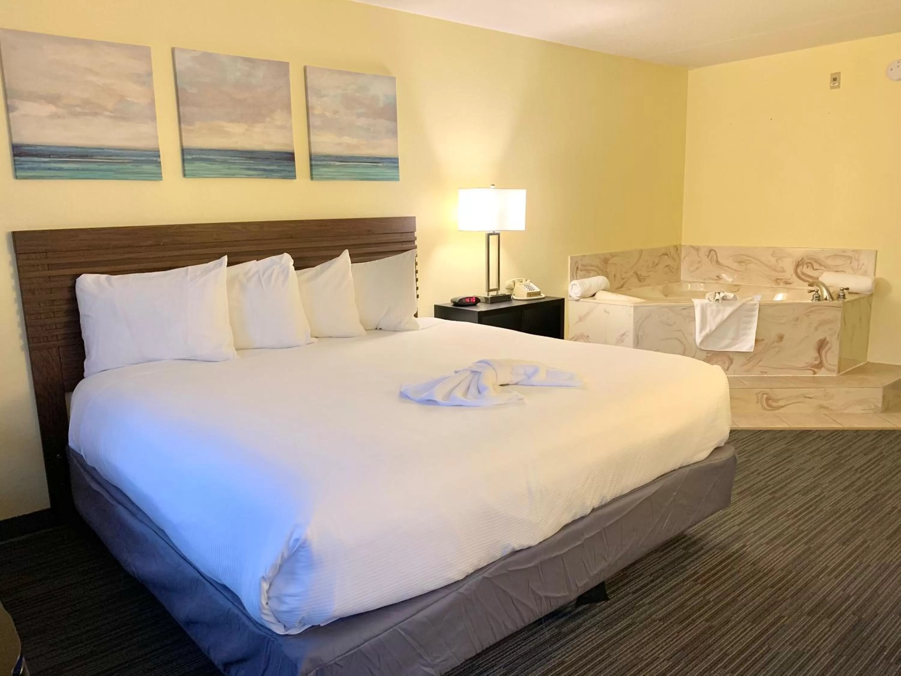 Photo of the whole room, Bed in Seven Gables Inn