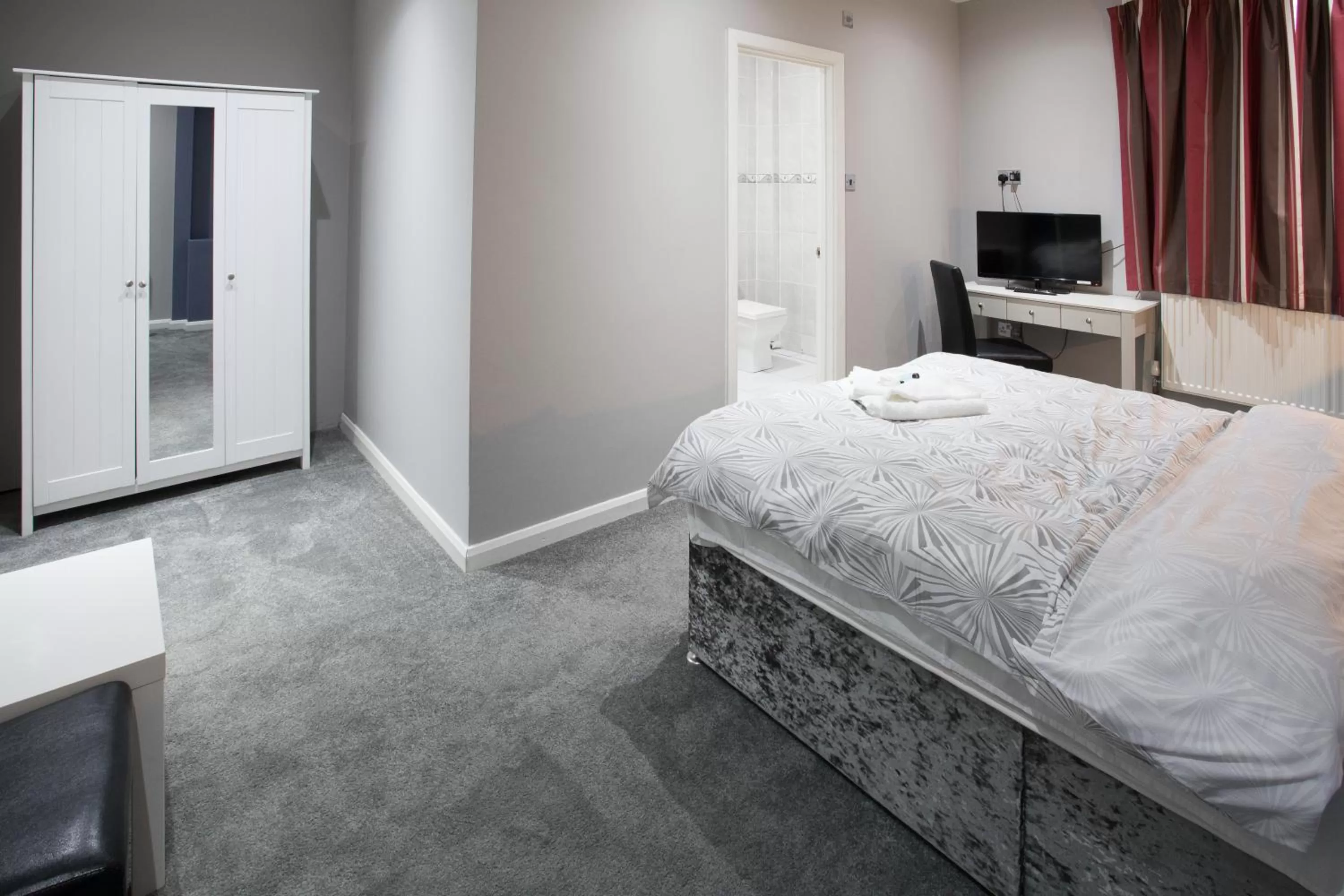 Bedroom, Bed in High Bank Hotel