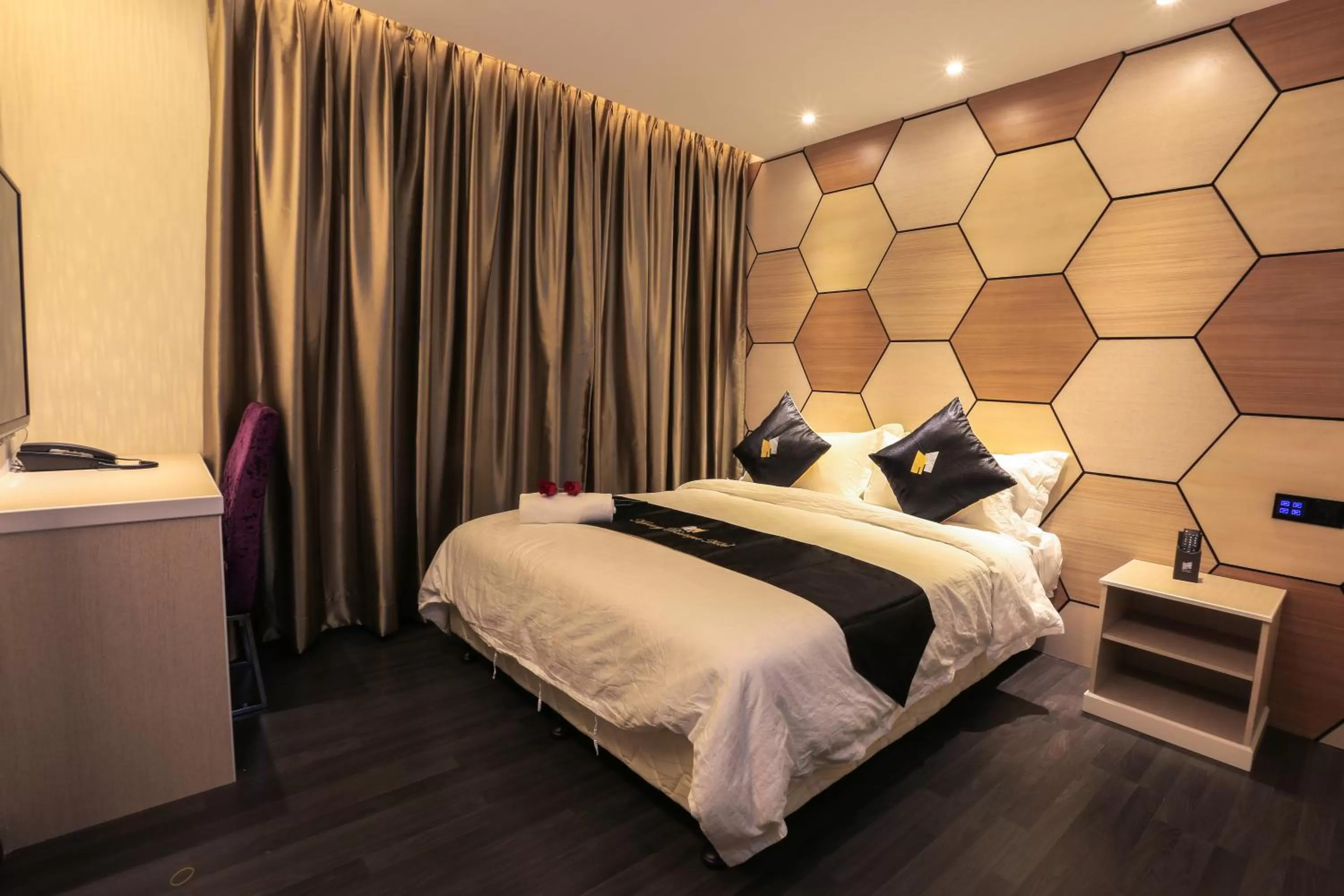 Bedroom, Bed in Mercury Boutique Hotel