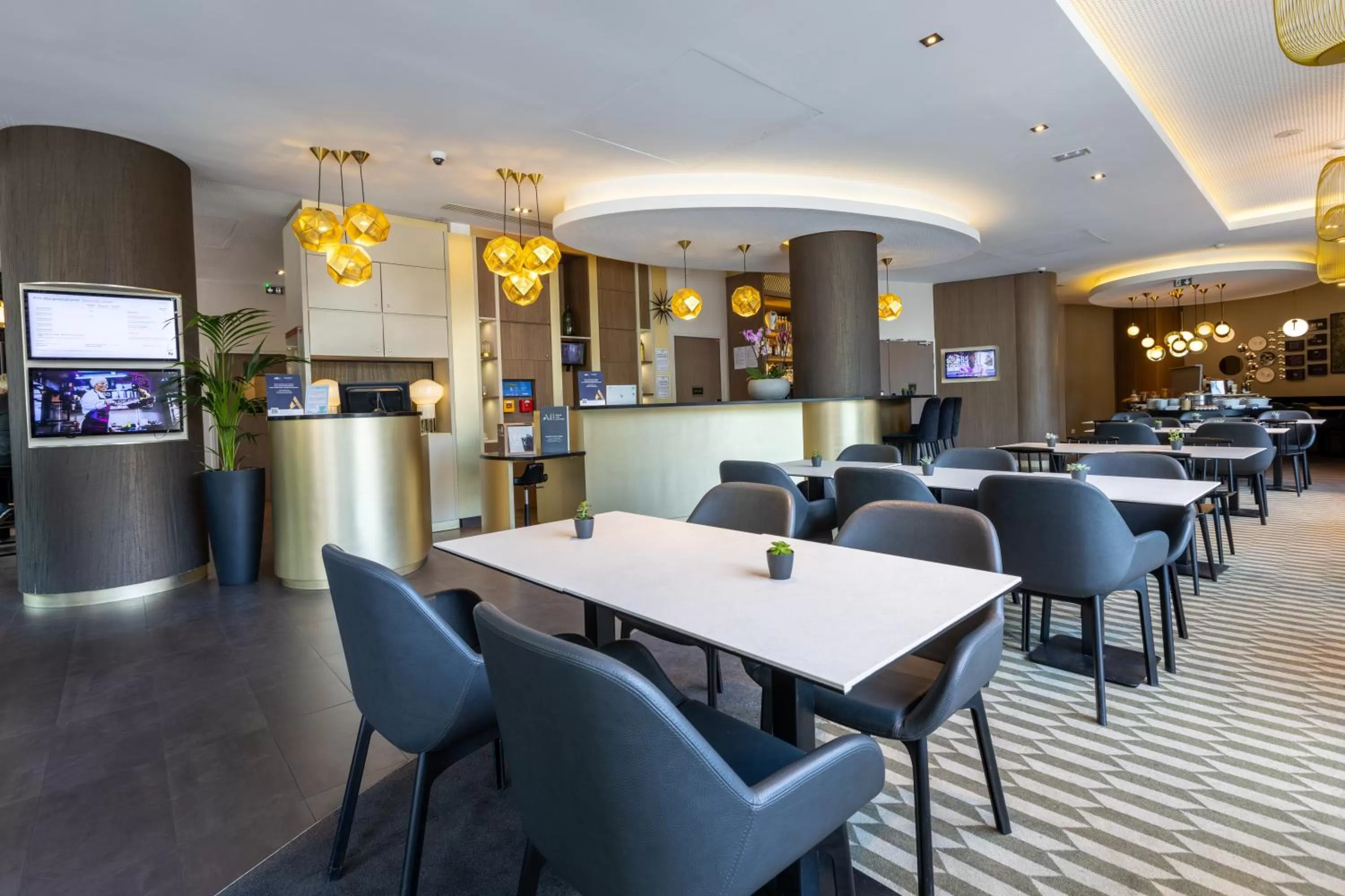 Lobby or reception in Novotel Suites Paris Expo Porte de Versailles