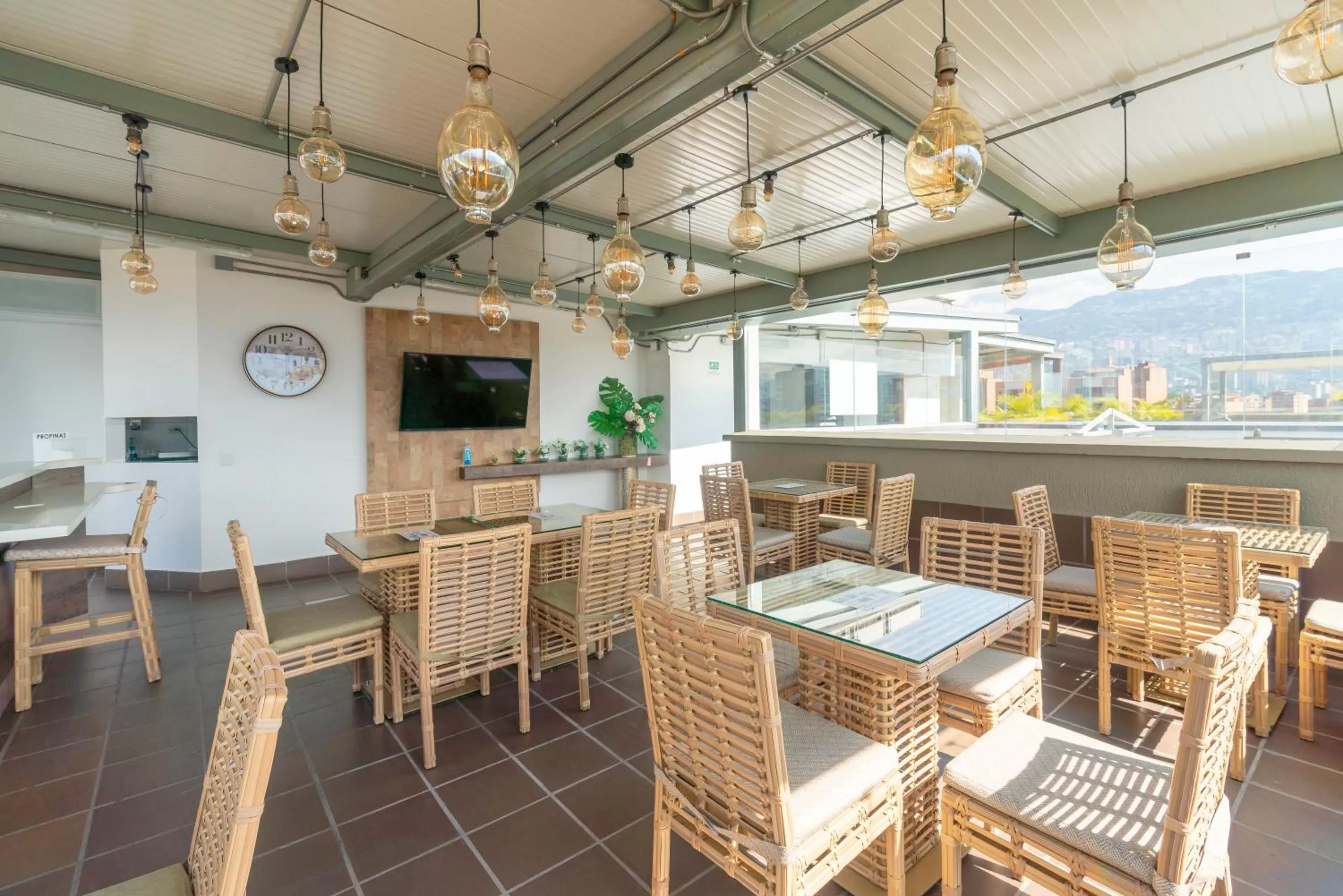 Restaurant/places to eat in Seven Inn Hotel