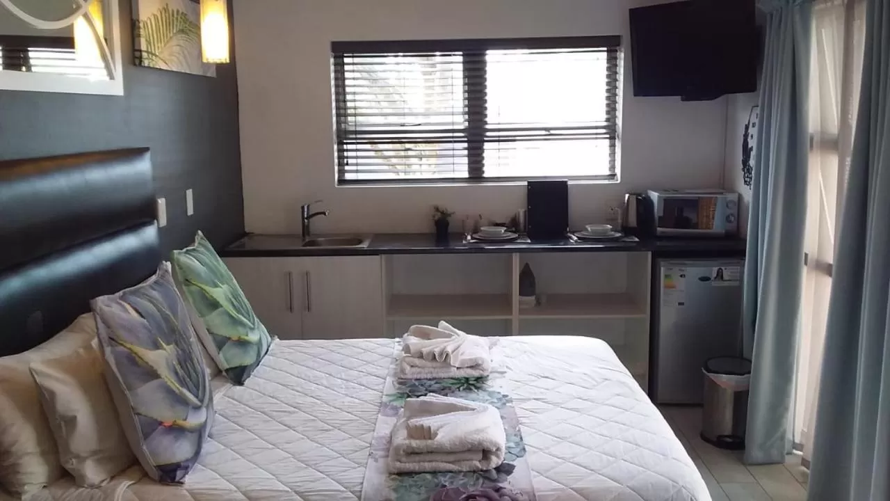 Kitchen/Kitchenette in Vignes Guest Lodge