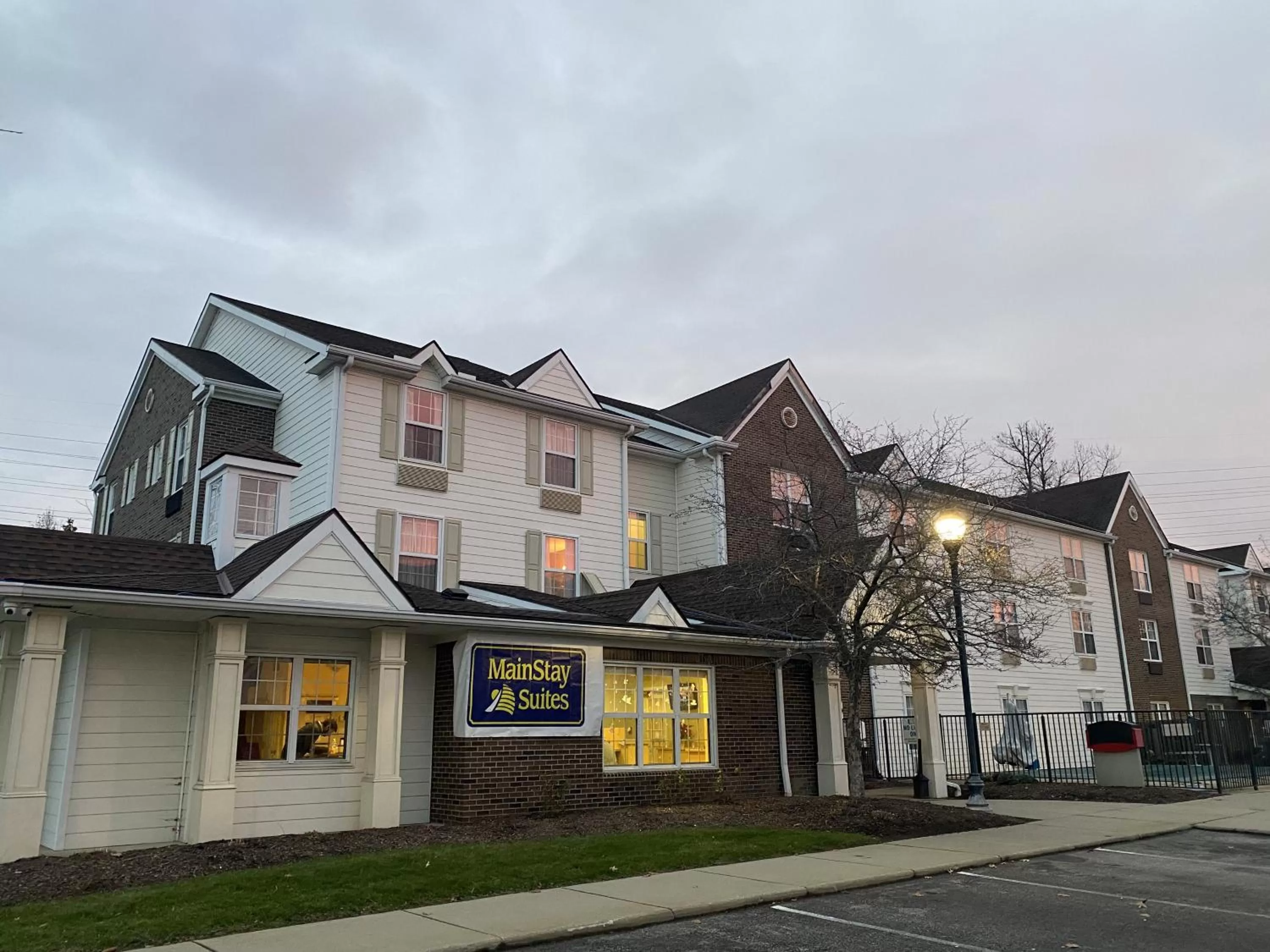 Property building in MainStay Suites Middleburg Heights Cleveland Airport