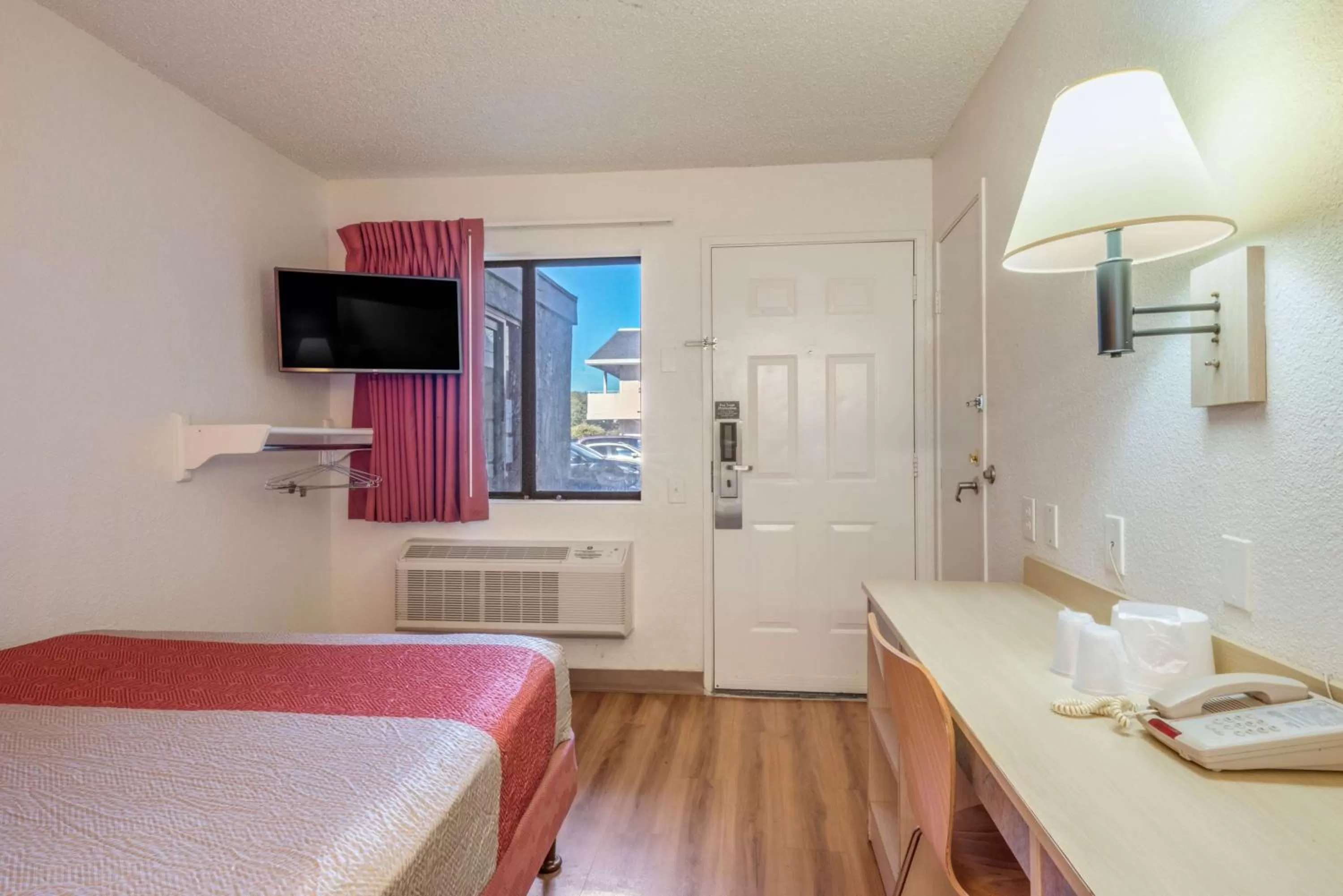 Bedroom, Bed in Motel 6-Fairfield, CA - North