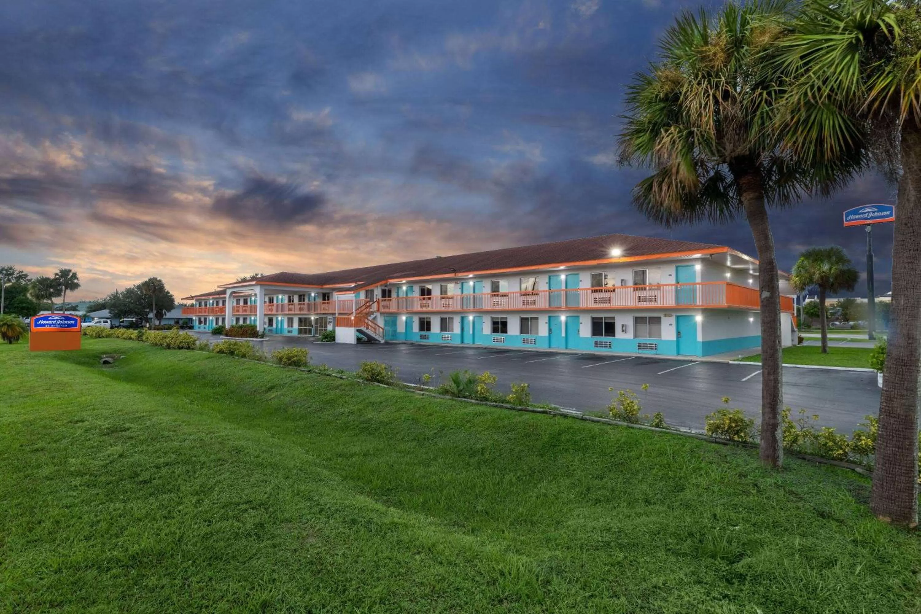 Property building in Howard Johnson by Wyndham Vero Beach/I-95