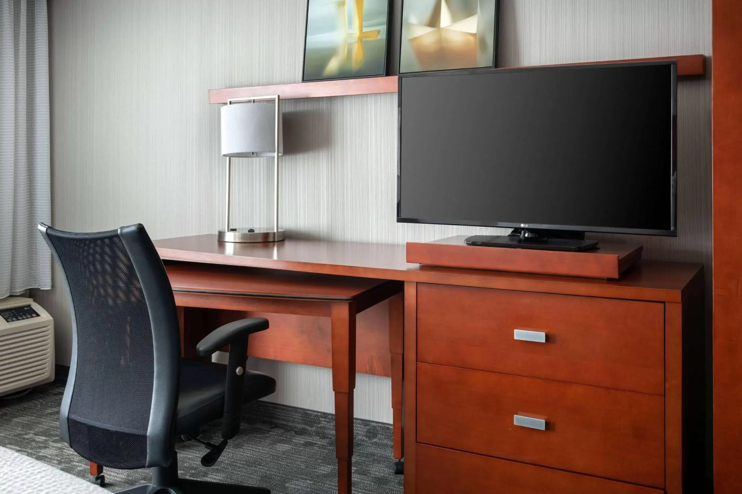 King Room with Pool View in Sonesta Select Camarillo King Room with Pool View in Sonesta Select Camarillo