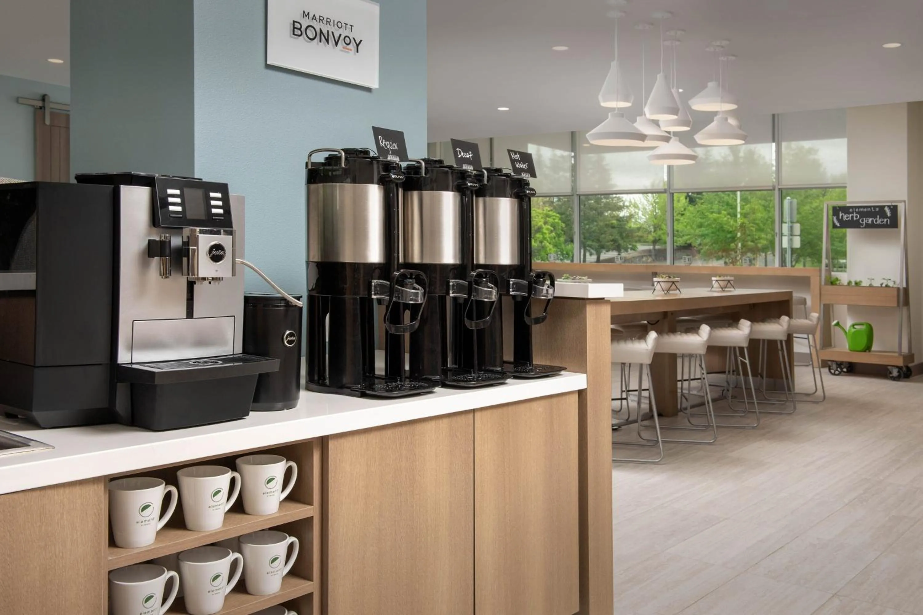 Lounge or bar in Element Portland Beaverton