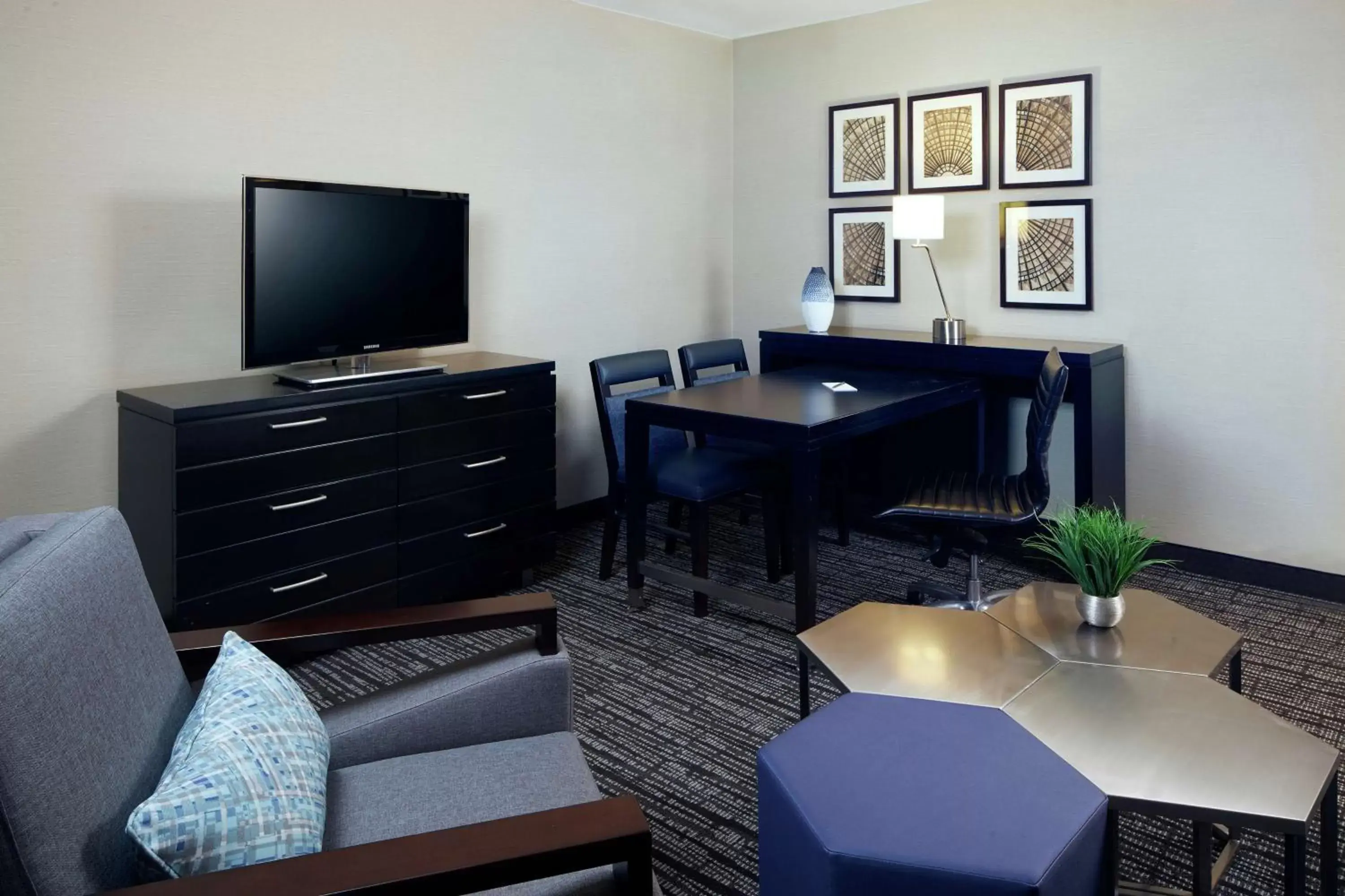 Two-Room King Suite - Non-Smoking in Embassy Suites Los Angeles - International Airport/North Two-Room King Suite - Non-Smoking in Embassy Suites Los Angeles - International Airport/North