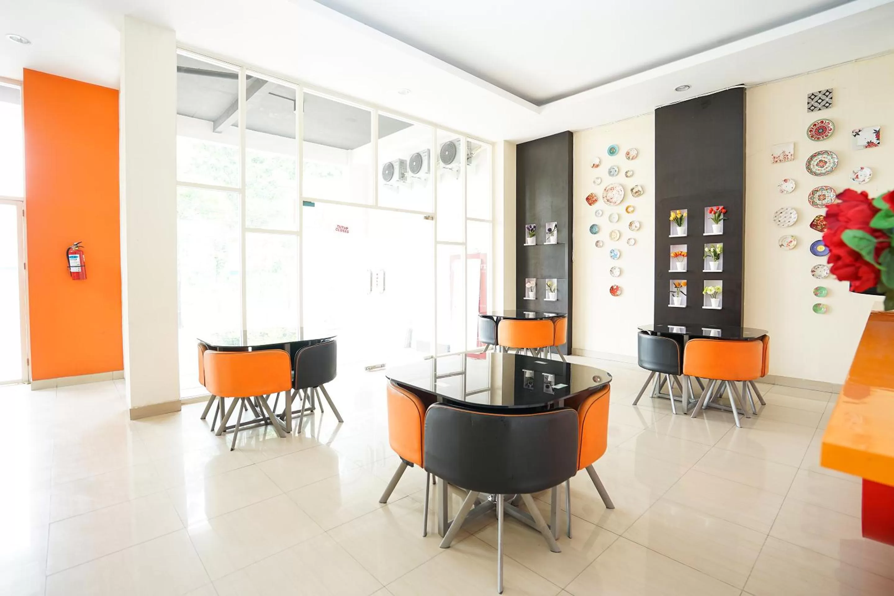 Lobby or reception in Pratisarawirya Guesthouse by ecommerceloka