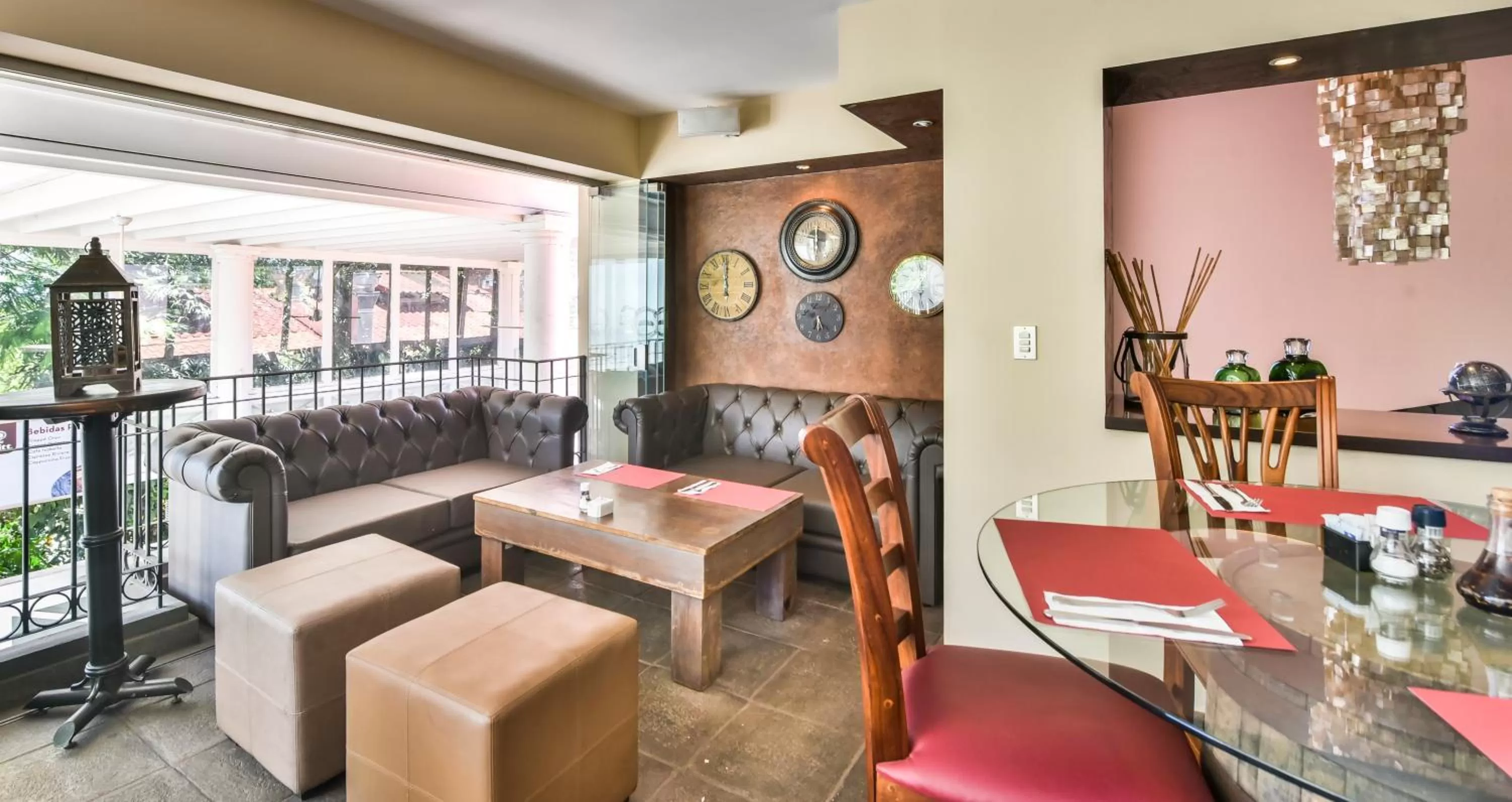 Lounge or bar in La Riviera Hotel