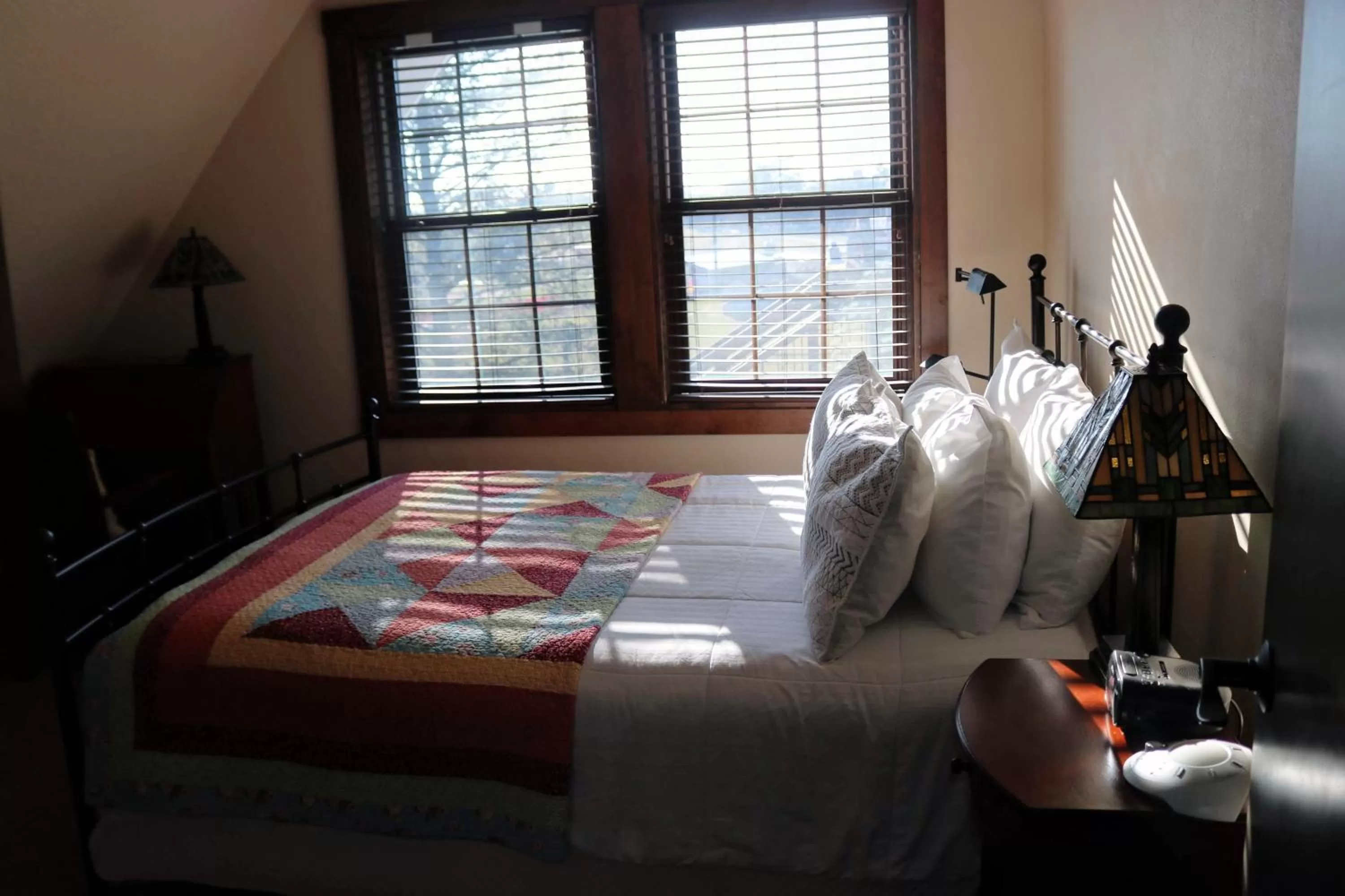 Bed in Iowa House Historic Inn