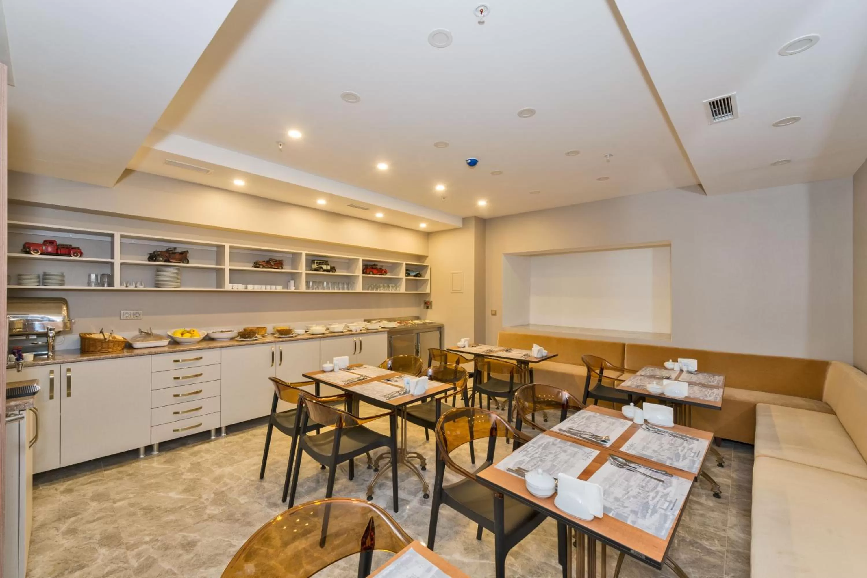 Restaurant/places to eat in Taximist Hotel