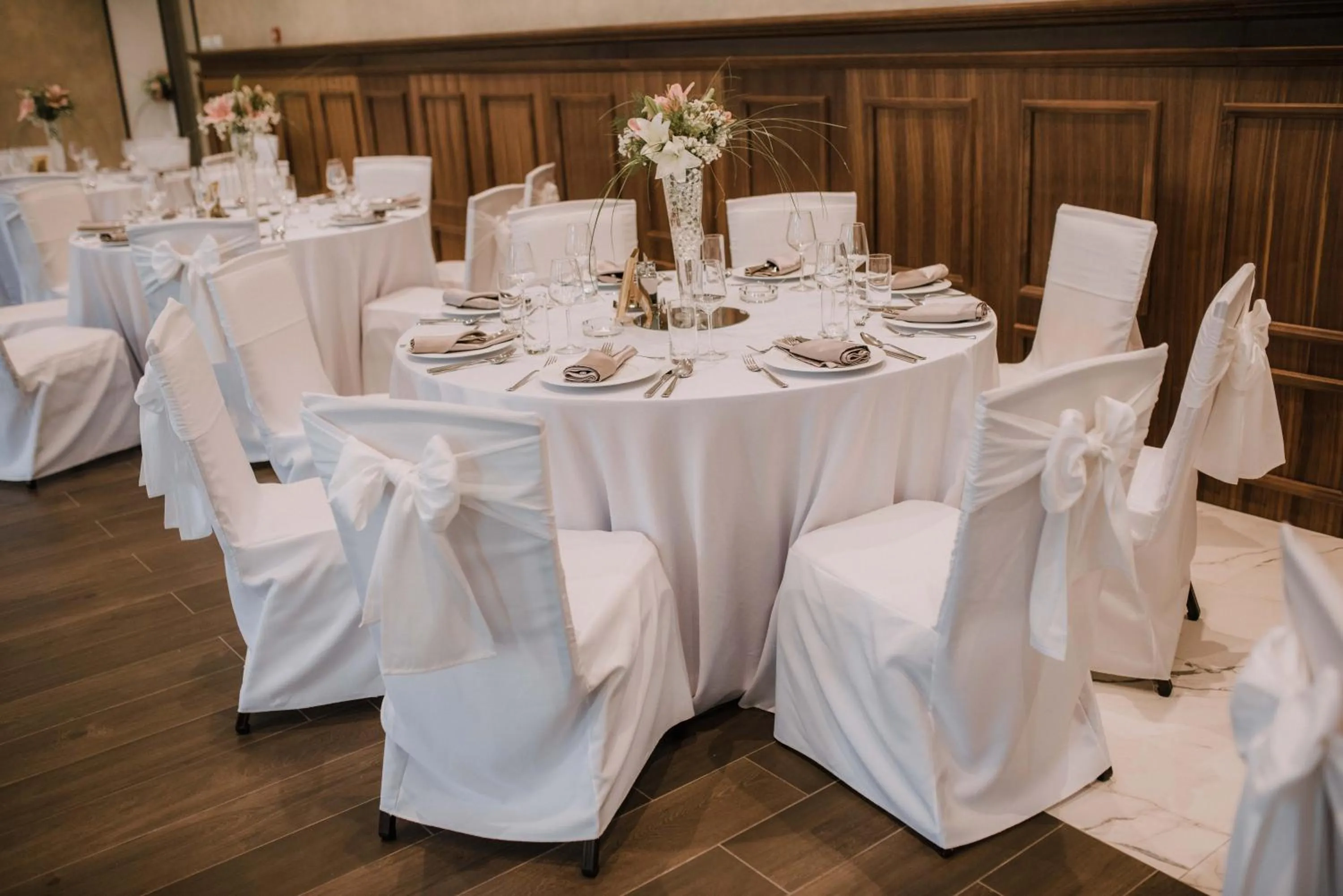 Restaurant/places to eat in Hotel Austria & Bosna