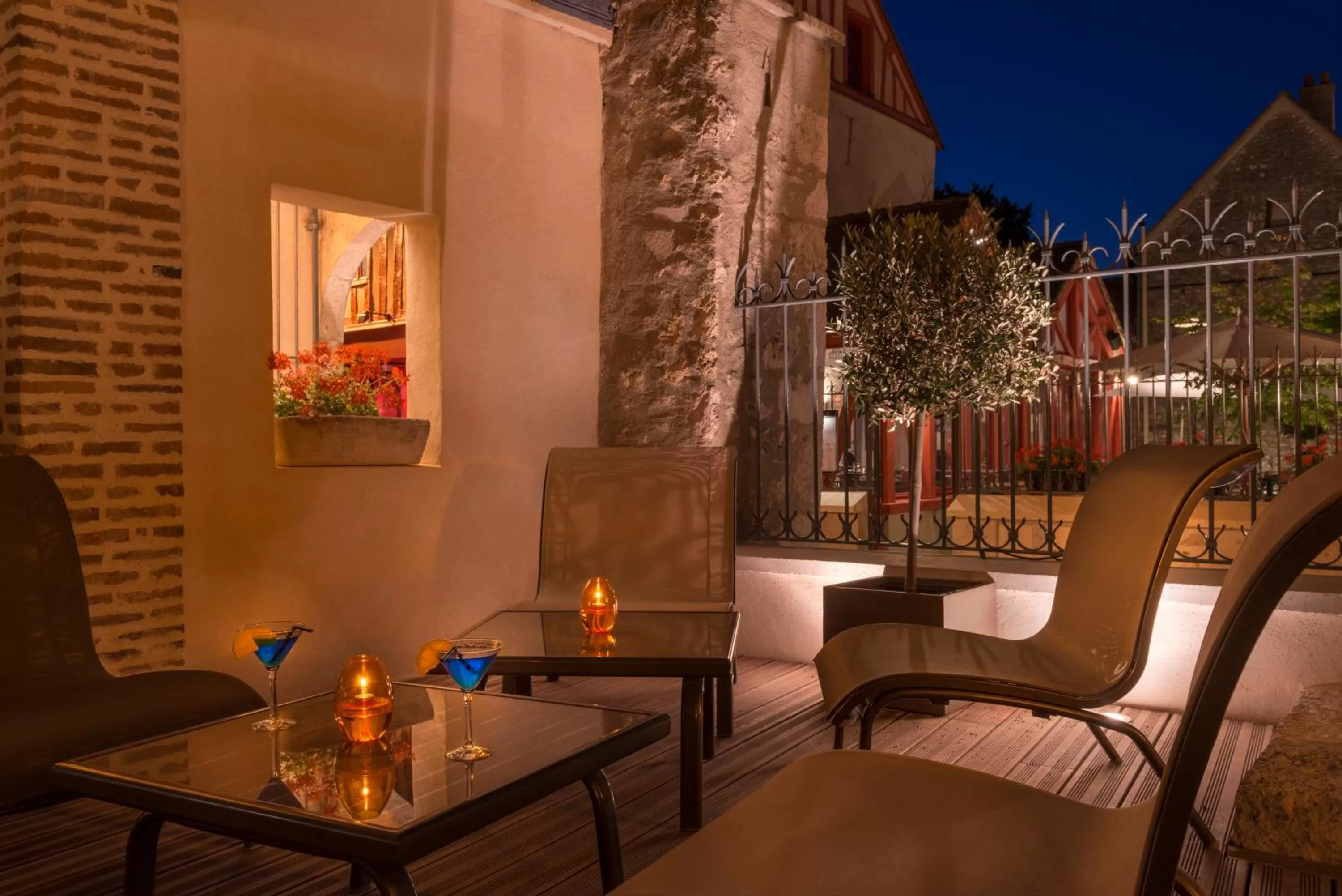 Patio in Hôtel Aux Vieux Remparts