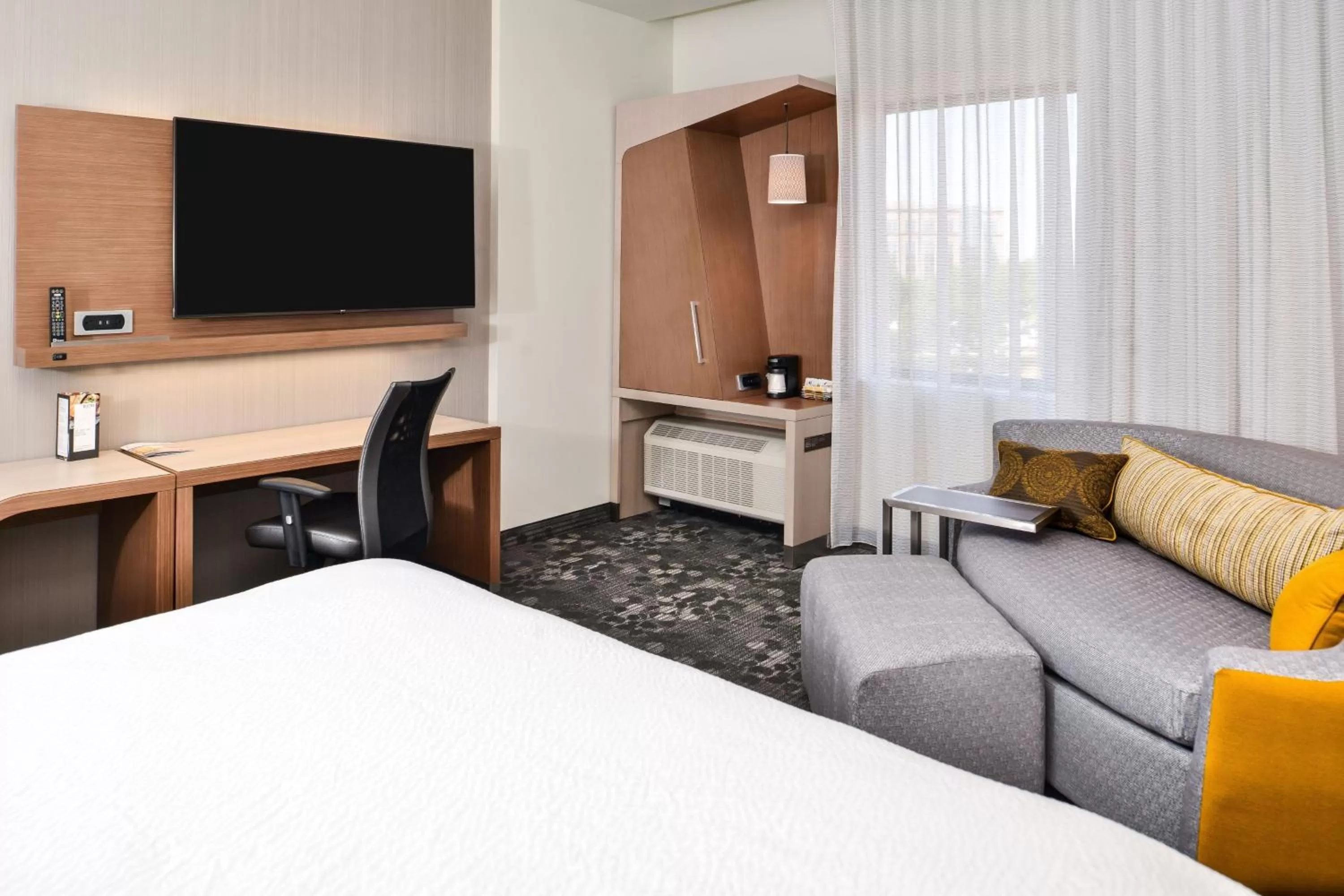 Photo of the whole room, Bed in Courtyard by Marriott Charlotte Northlake