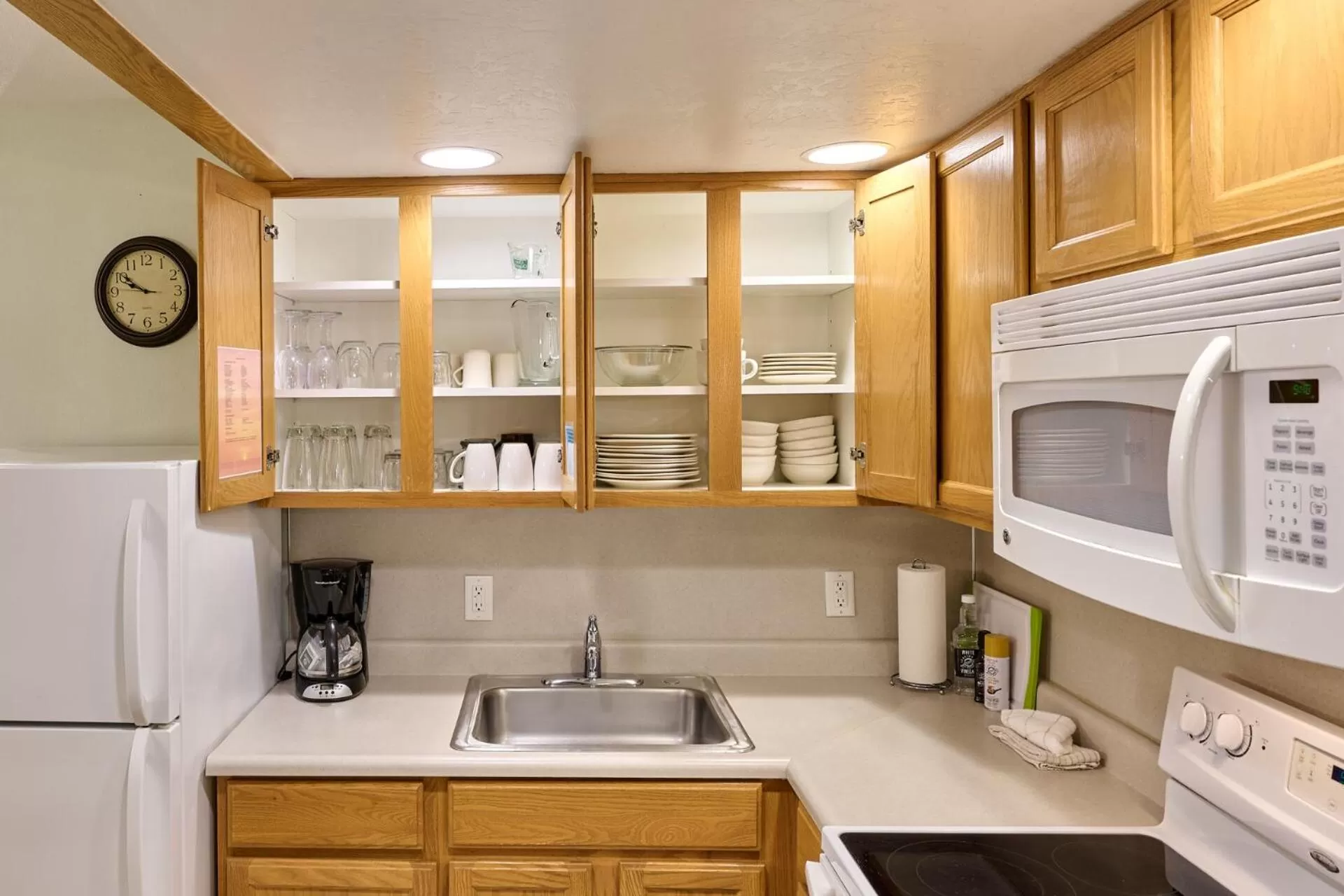 Coffee/tea facilities, Kitchen/Kitchenette in D Sands Rentals