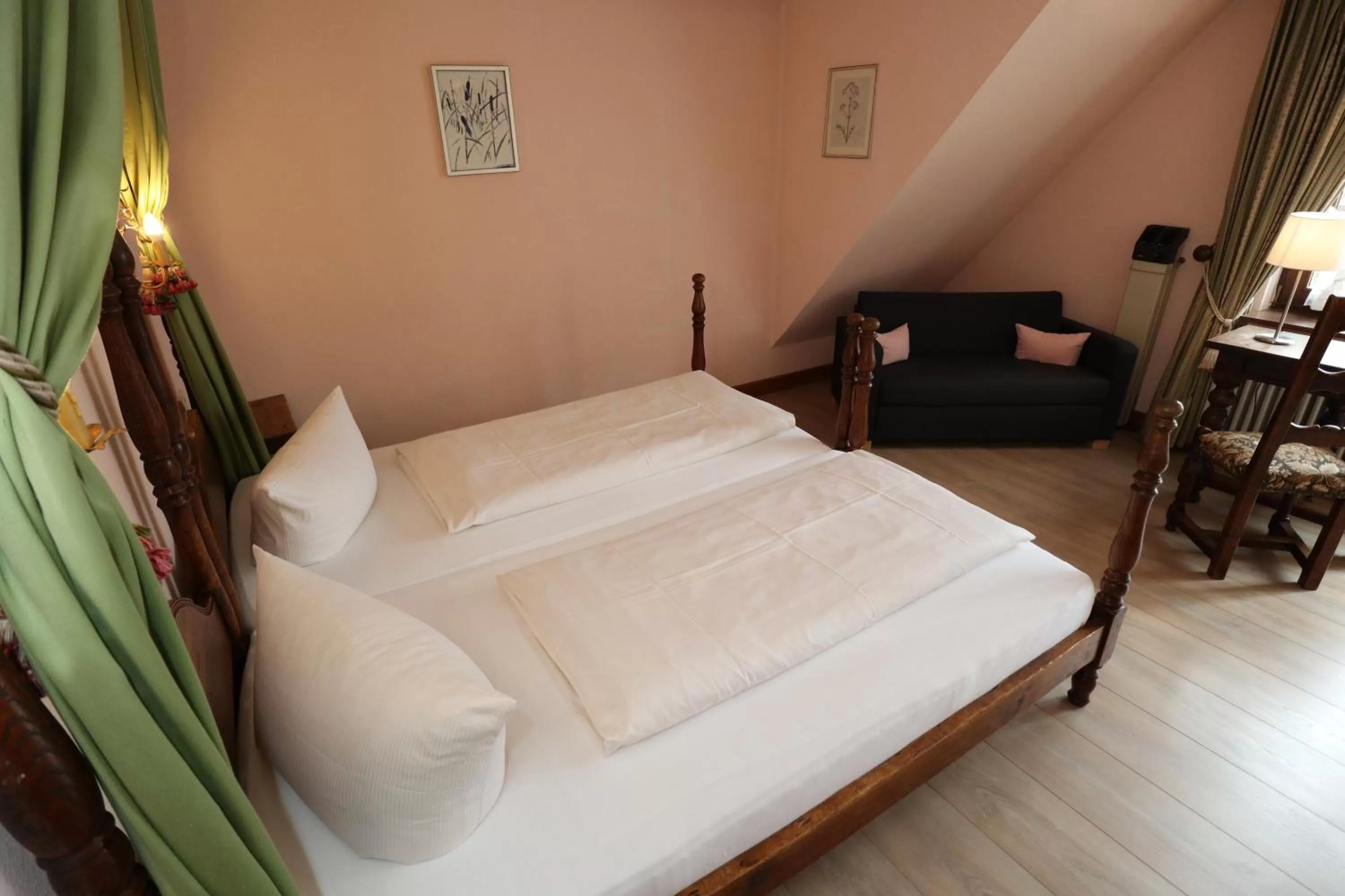 Bed in Schwarzwaldhotel Stollen