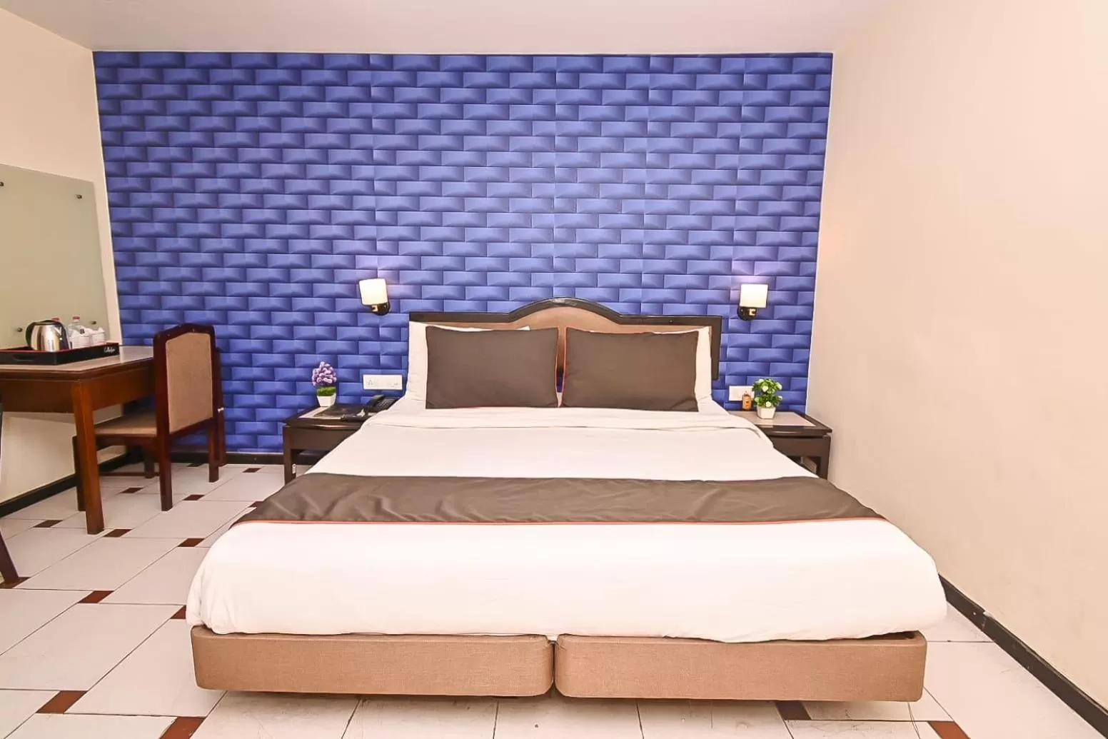 Bed in THE ROYAL PRESIDENCY INN