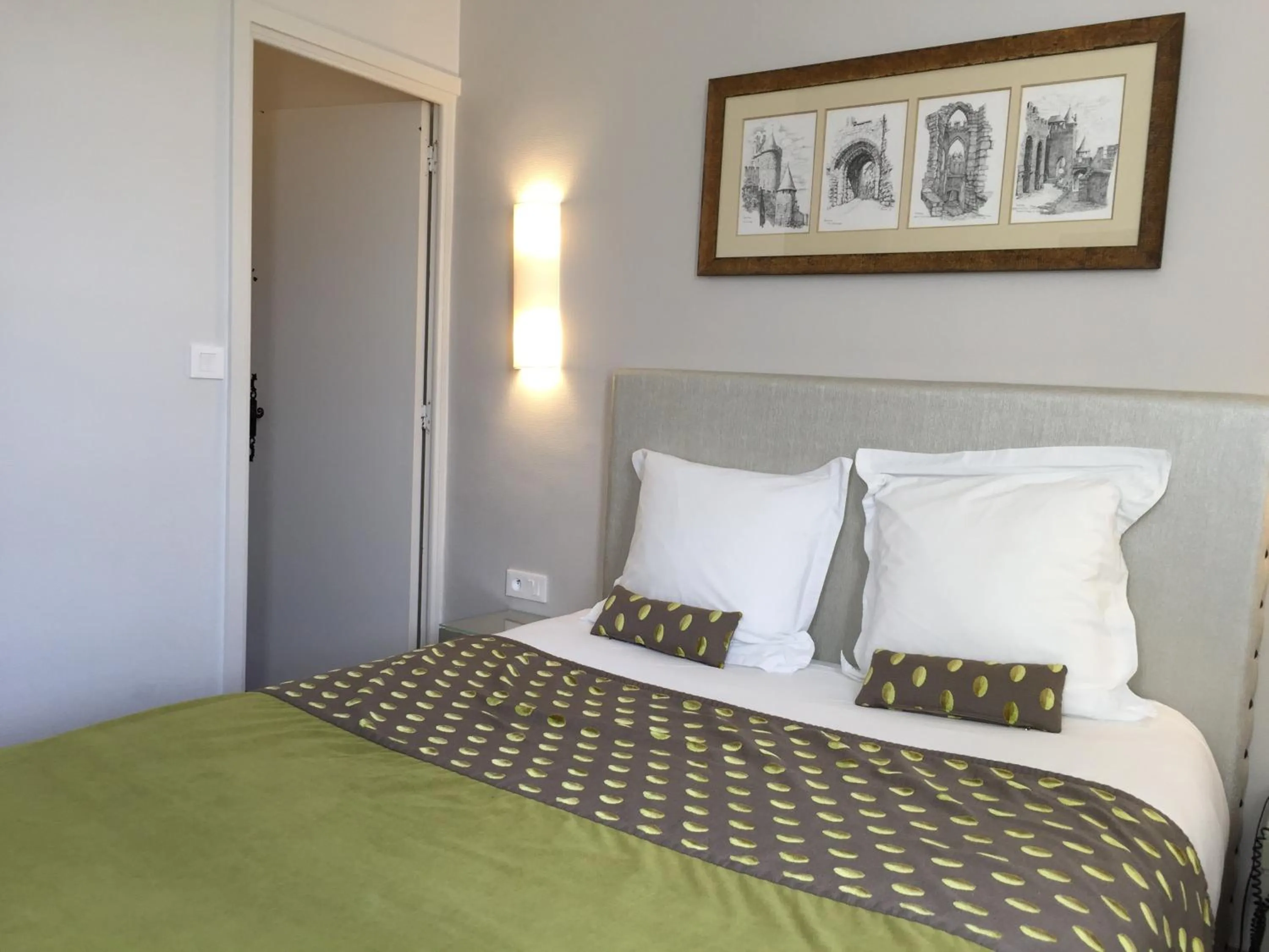 Photo of the whole room, Bed in Hotel Du Pont Vieux