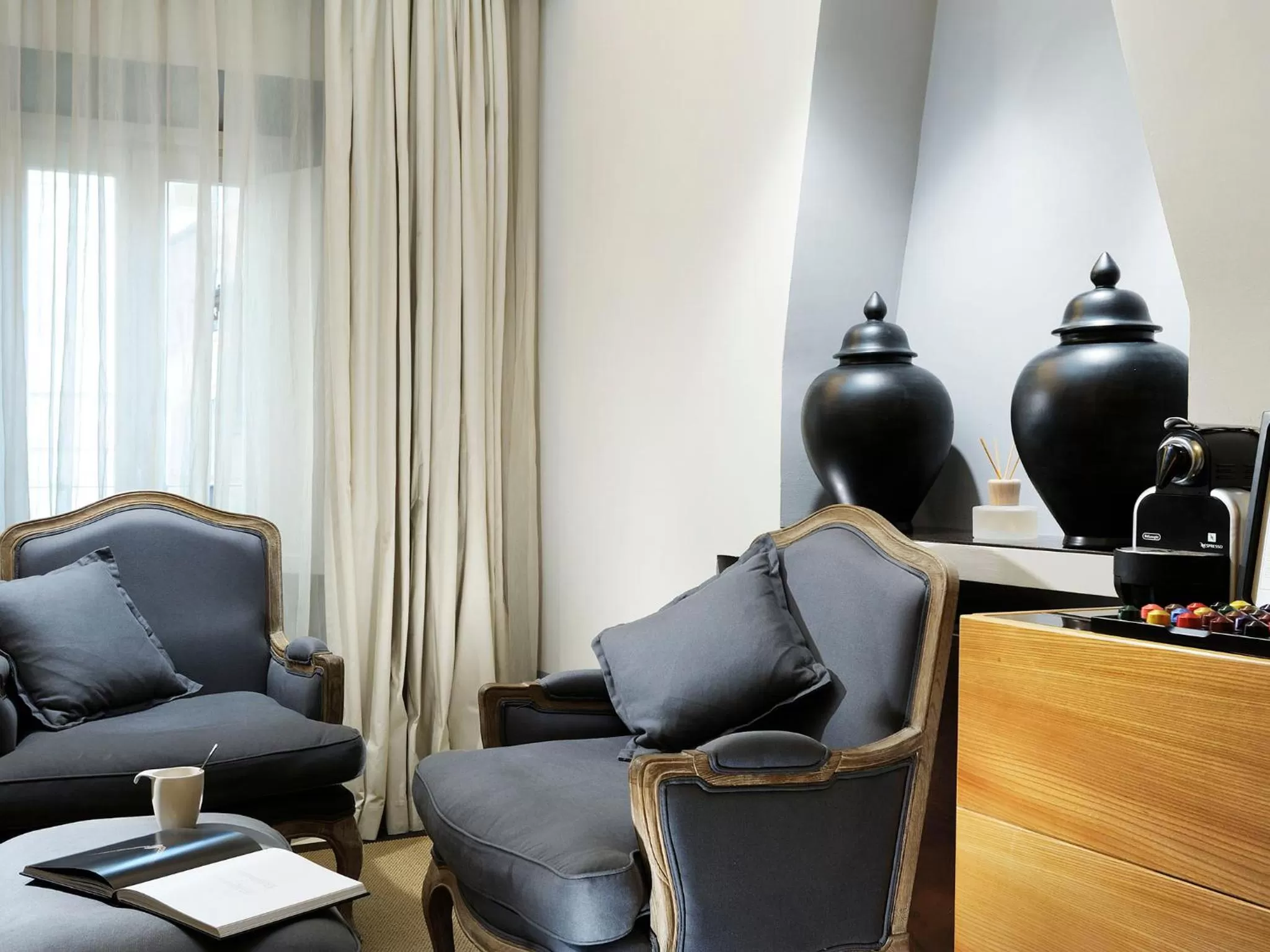 Seating area in Mario De' Fiori 37