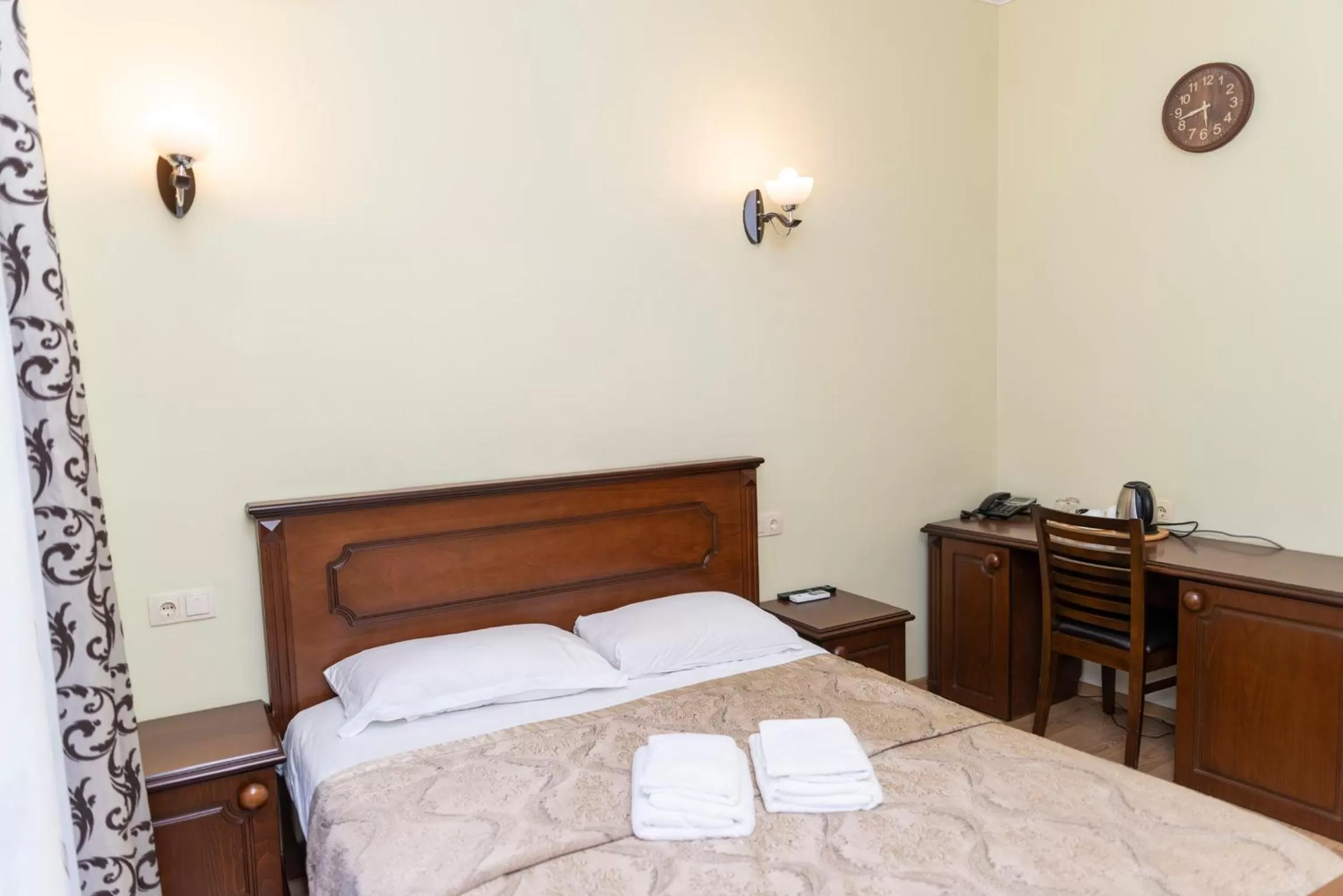 Photo of the whole room, Bed in Eiffel Hotel