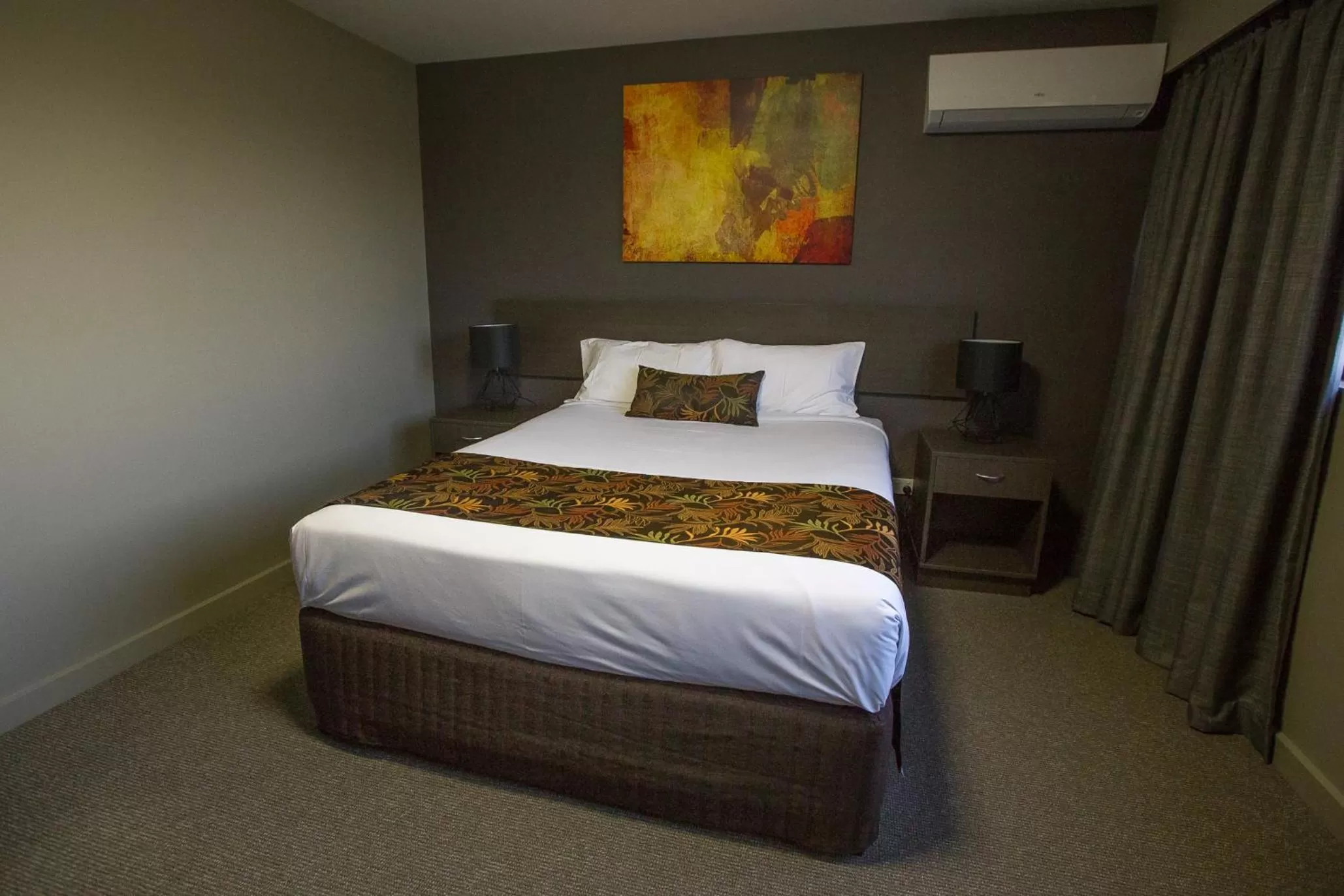Queen Room with Cityside View in Gladstone Reef Hotel Motel