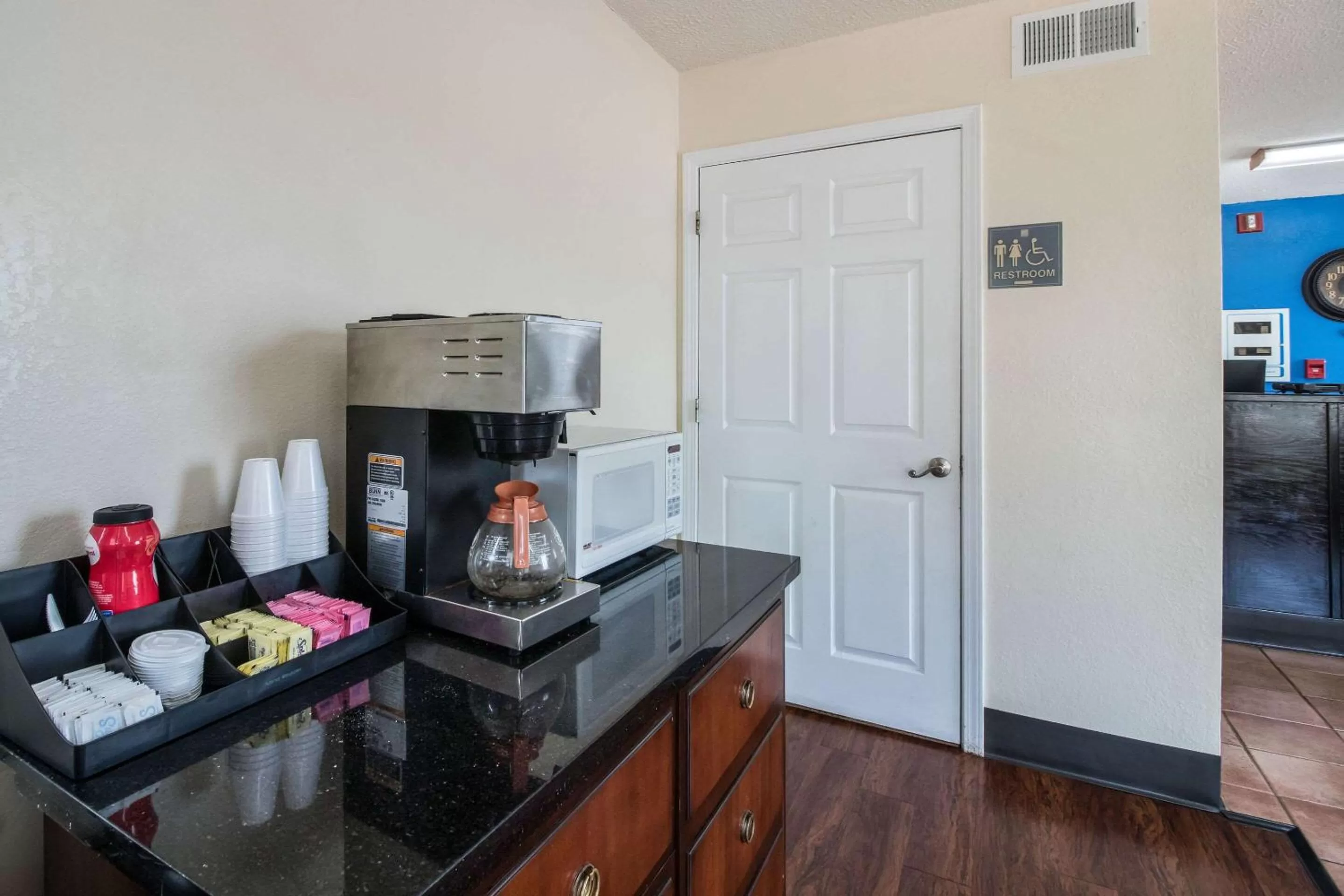 Restaurant/places to eat in Rodeway Inn Bolivar