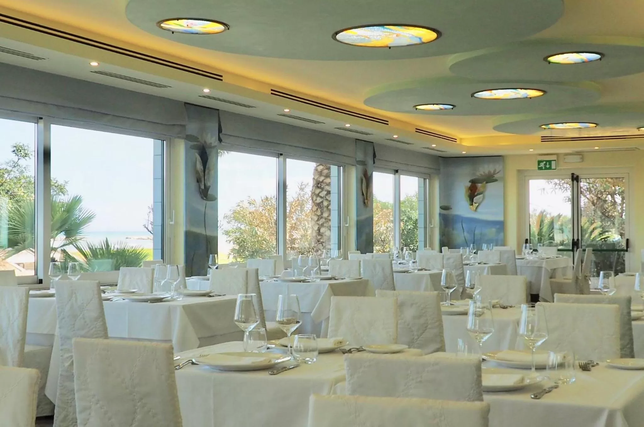 Restaurant/places to eat in Hotel Royal