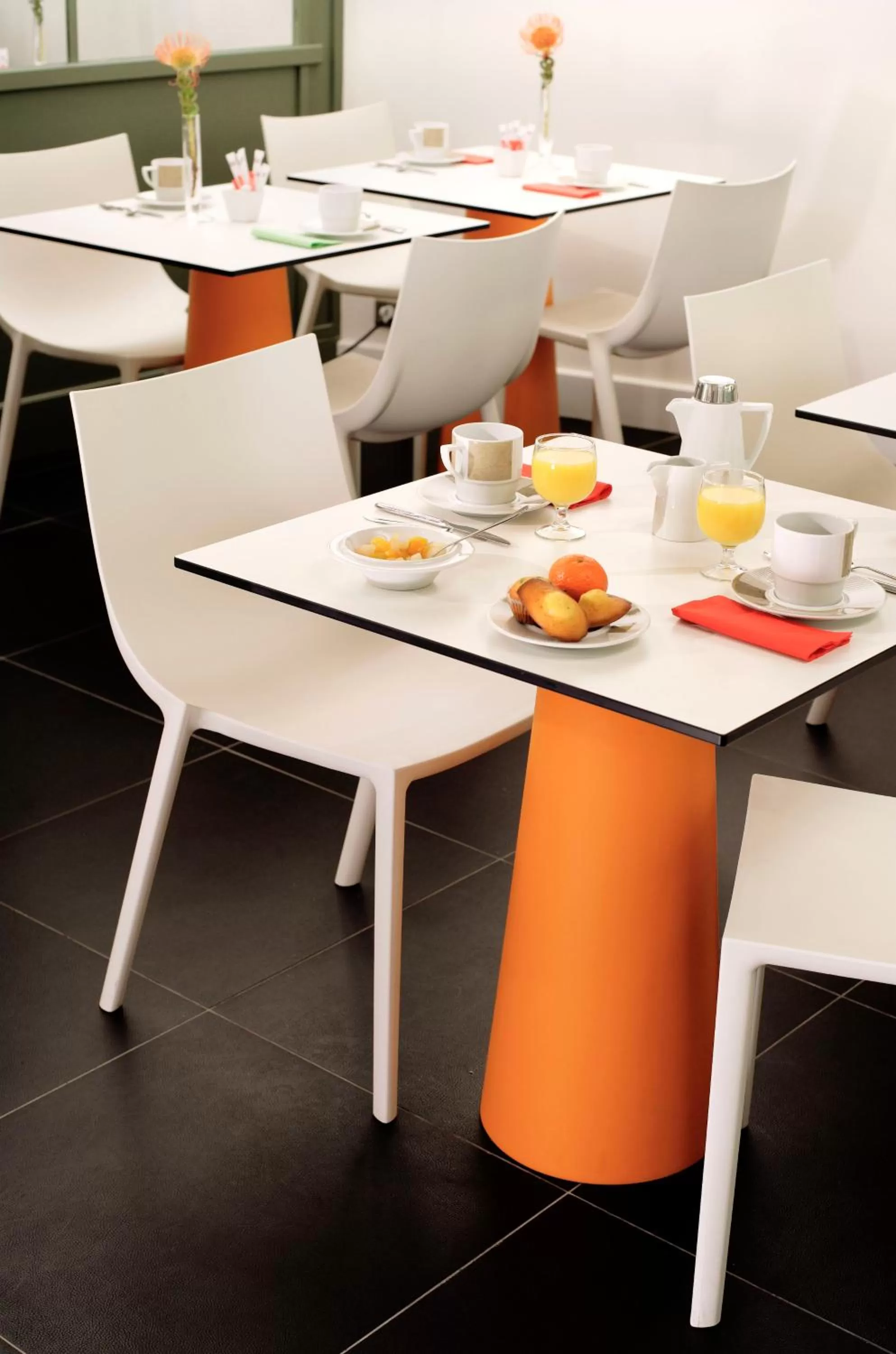 Restaurant/places to eat in Hotel Opéra Opal