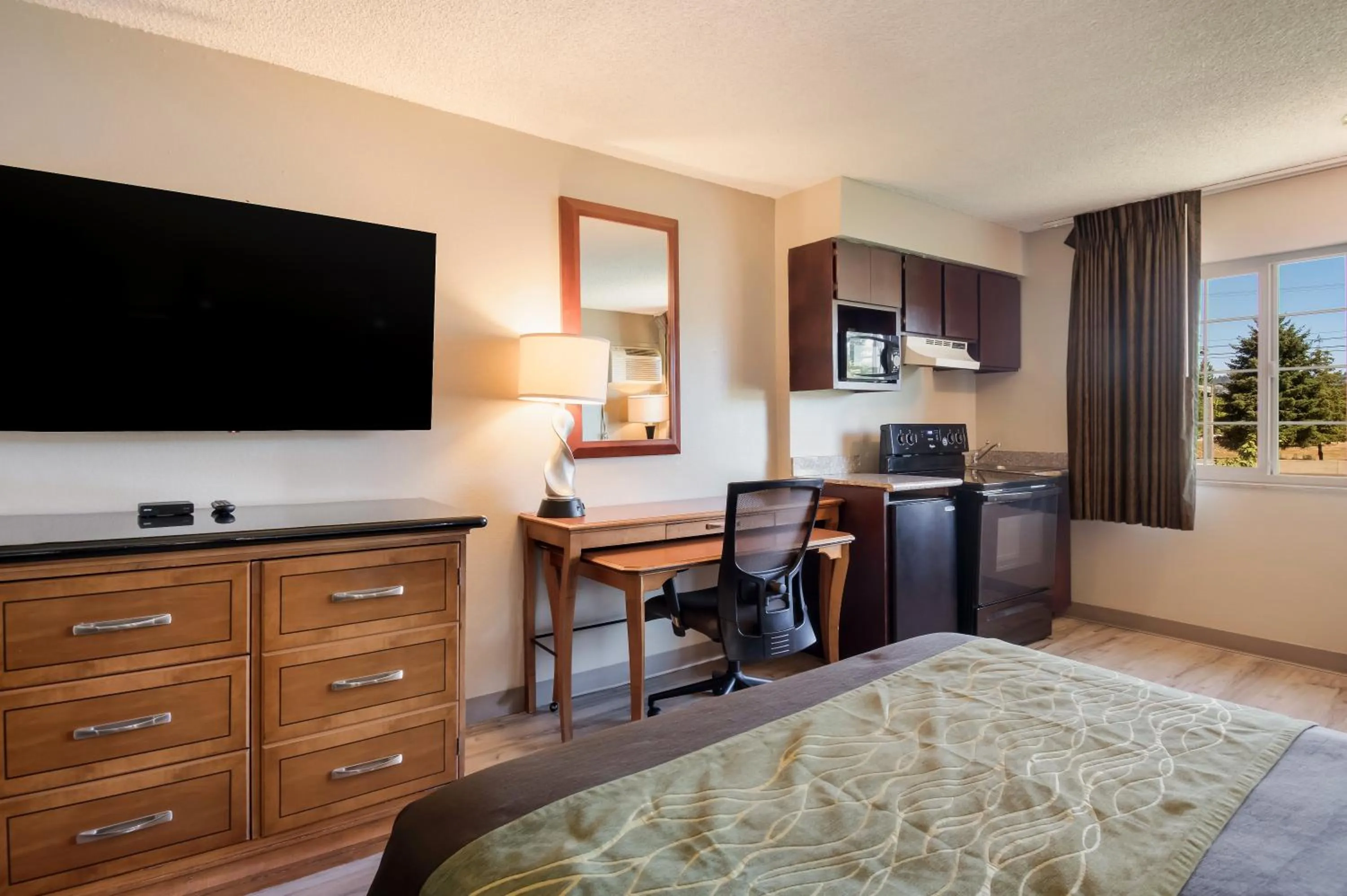 Bed in Rodeway Inn & Suites Portland West - Beaverton