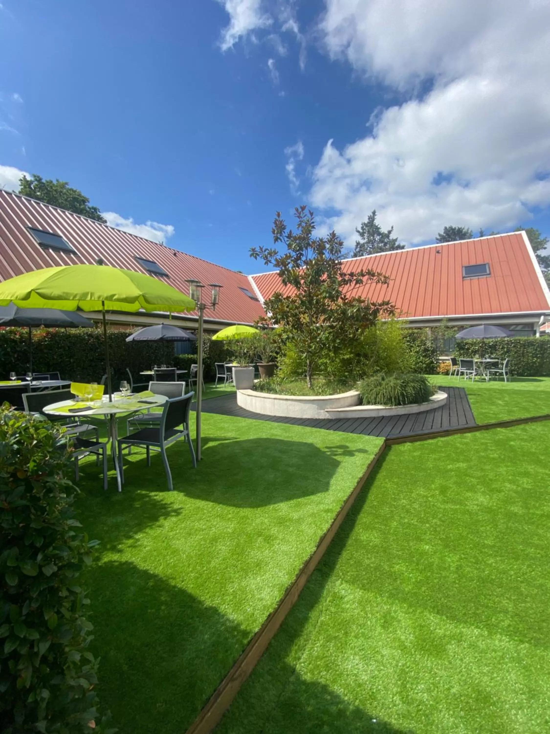 Patio in Contact Hotel BG Limoges Sud