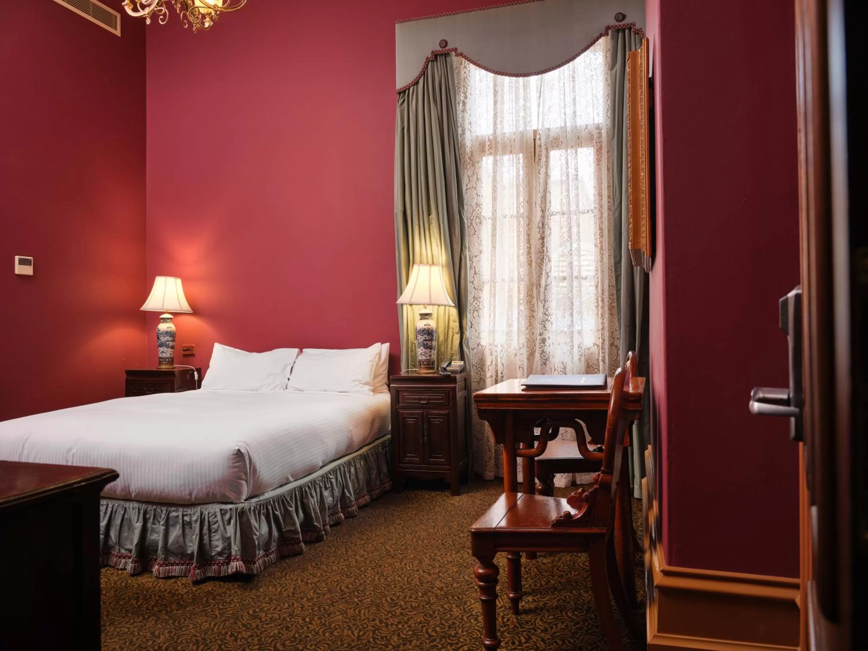 Bed in Craig's Royal Hotel