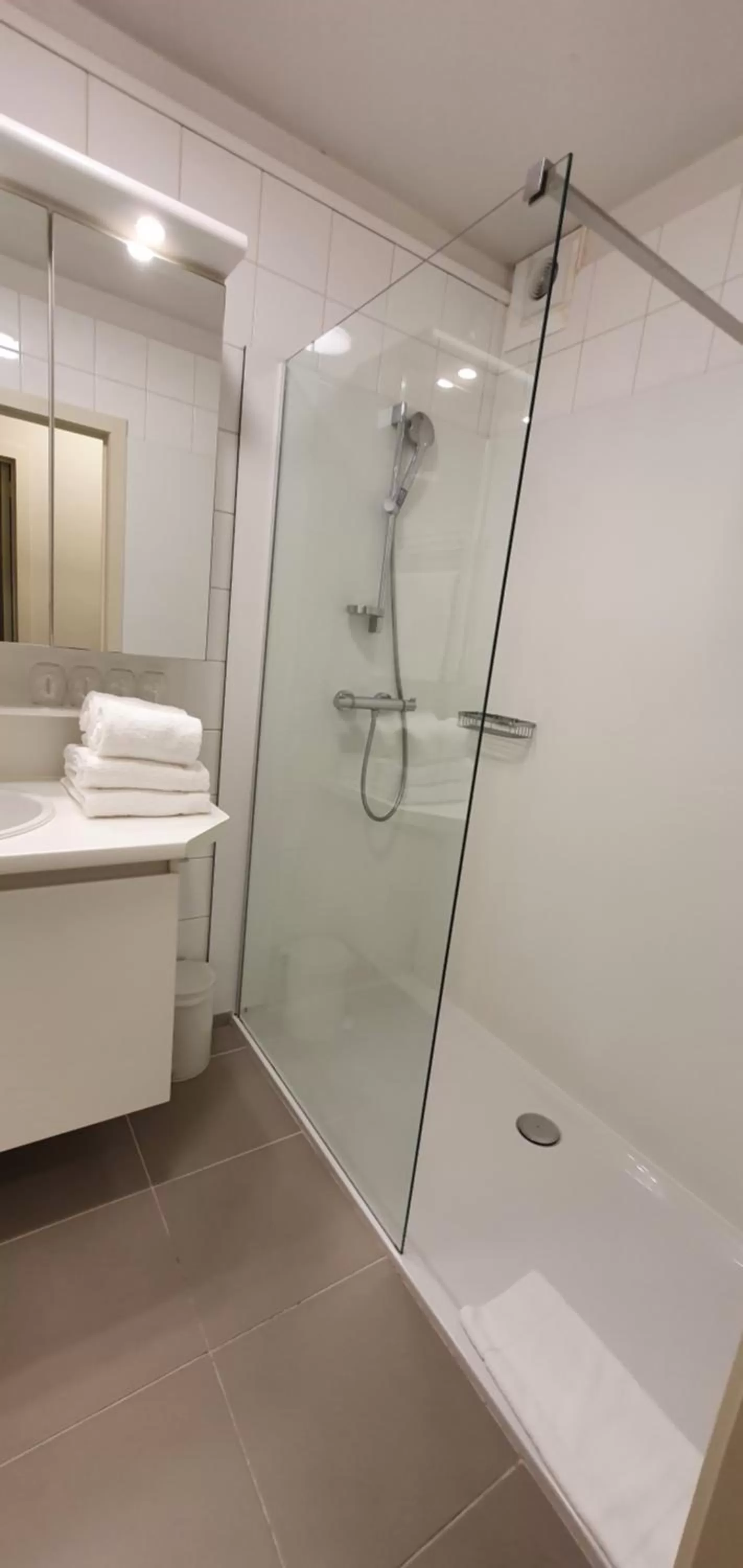 Shower, Bathroom in Hotel du Bassin