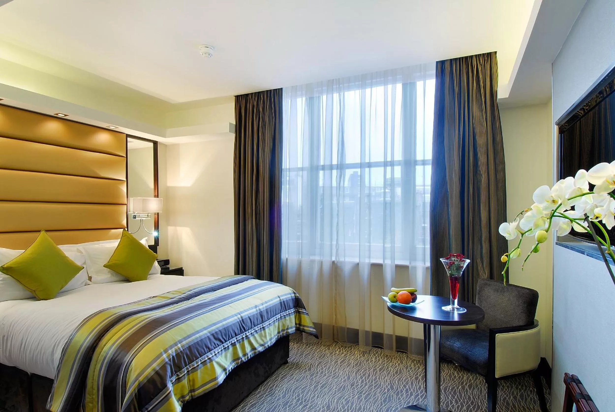 Bedroom, Bed in Park Grand Mayfair